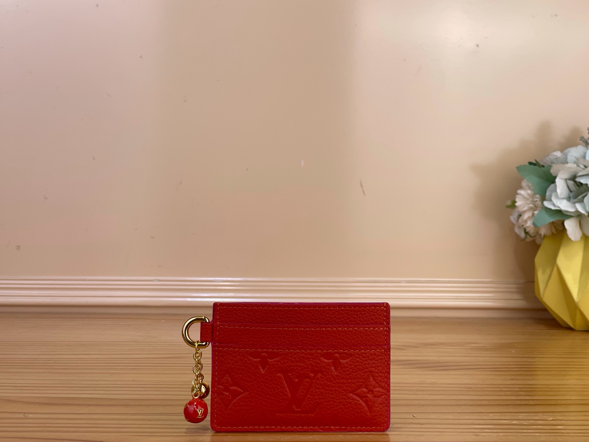 NO:894359,Top original item [card holder] m28995 apricot/flower m28994 chick yellow m29250 light purple Card holder 'Porto Kurt LV Charm' that adds a feminine accent to fashion items. Monogram Amlant in this season's unique color  ms leather, 2 sphere charms with Monogram Flower and LV logos add charm to the zipper pull. Functional design with 2 card slots on each side, and the central compartment is decorated with a delicate Monogram Fuiyuage print. Dimensions 10.2 x 7.3 x 0.3 cm 2112026 (width x height x sides),, louis vuitton19860909顶级原单【卡夹】m28995 杏色/花卉 m28994 小鸡黄 m29250 浅紫色 为时尚单品增添女性化口音的卡包“波尔图 库尔特·LV 魅力”.本季特有的颜色的Monogram·Amlant ms皮革,带有Monogram·Flower和LV标志的2个球体吊饰增添了魅力的拉链拉手.两侧各有2个卡槽的功能性设计,中央隔间装饰着精致的Monogram·Fuiyuage印花. 尺寸10.2 x 7.3 x 0.3厘米 2112026（宽x高x边）,,louis vuitton,Bag
