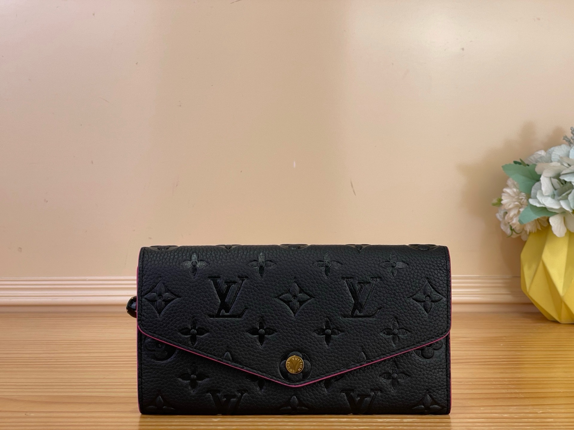 NO:894367,The top original item [Sarah Wallet] m29465 light purple/floral apricot 'ortefoille Sara' comes in a chic sweet lavender color suitable for the coming season. It is finished with Monogram Amlant ms leather that symbolizes the Maison, and has an envelope-style design that is firmly fastened with buckles. The zipper pull with a charm adds to the gorgeousness. In addition to multiple pockets and compartments for banknotes and change, the interior is also equipped with 16 card slots.  Dimensions 19 x 10.5 x 2 cm 3314045 (width x height x sides),19860909顶级原单【Sarah 钱夹】m29465 浅紫色/花卉 杏色 以适合接下来季节的别致的甜薰衣草色登场的“ortefoille Sara”.用象征Maison的Monogram·Amlant ms皮革完成,用卡扣牢牢扣紧的信封风设计,带有吊饰的拉链拉手增添了华丽.内部除了纸币和零钱用的多个口袋和隔间外,还配备了16个卡槽. 尺寸19 x 10.5 x 2厘米 3314045（宽x高x边）,,Bag