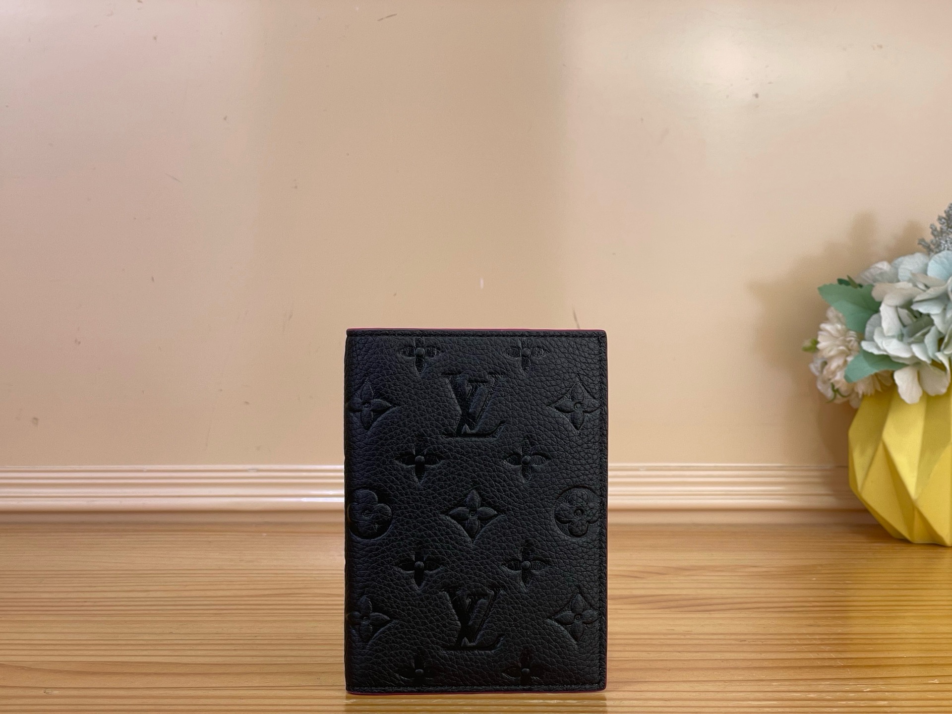 NO:894376,Top Original [Passport Holder] M28991 Apricot/Floral This version of the Louis Vuitton Passport Cover is a sophisticated addition to any travel wardrobe, reimagined for the Rainbow collection. Available in signature Monogram Emreinte leather in a seasonal palette, ms it features contrasting painted edges that open to reveal a tonal printed lining with a playful finish. The compact design has four card slots, as well as two flight pockets for important documents. Dimensions 14 x 2.5 x 10 cm  2113026,,louis vuitton19860909顶级原单【护照夹】M28991 杏色/花卉 这个版本的路易威登护照封面是任何旅行衣柜的精致选择,为彩虹系列重新构想.以季节性调色板的标志性Monogram Emreinte皮革提供,ms它具有对比鲜明的涂装边缘,打开后露出色调印花衬里,具有俏皮的饰面.紧凑的设计有四个卡槽,以及两个用于存放重要文件的飞行口袋. 尺寸14 x 2.5 x 10 厘米 2113026,,louis vuitton,Bag