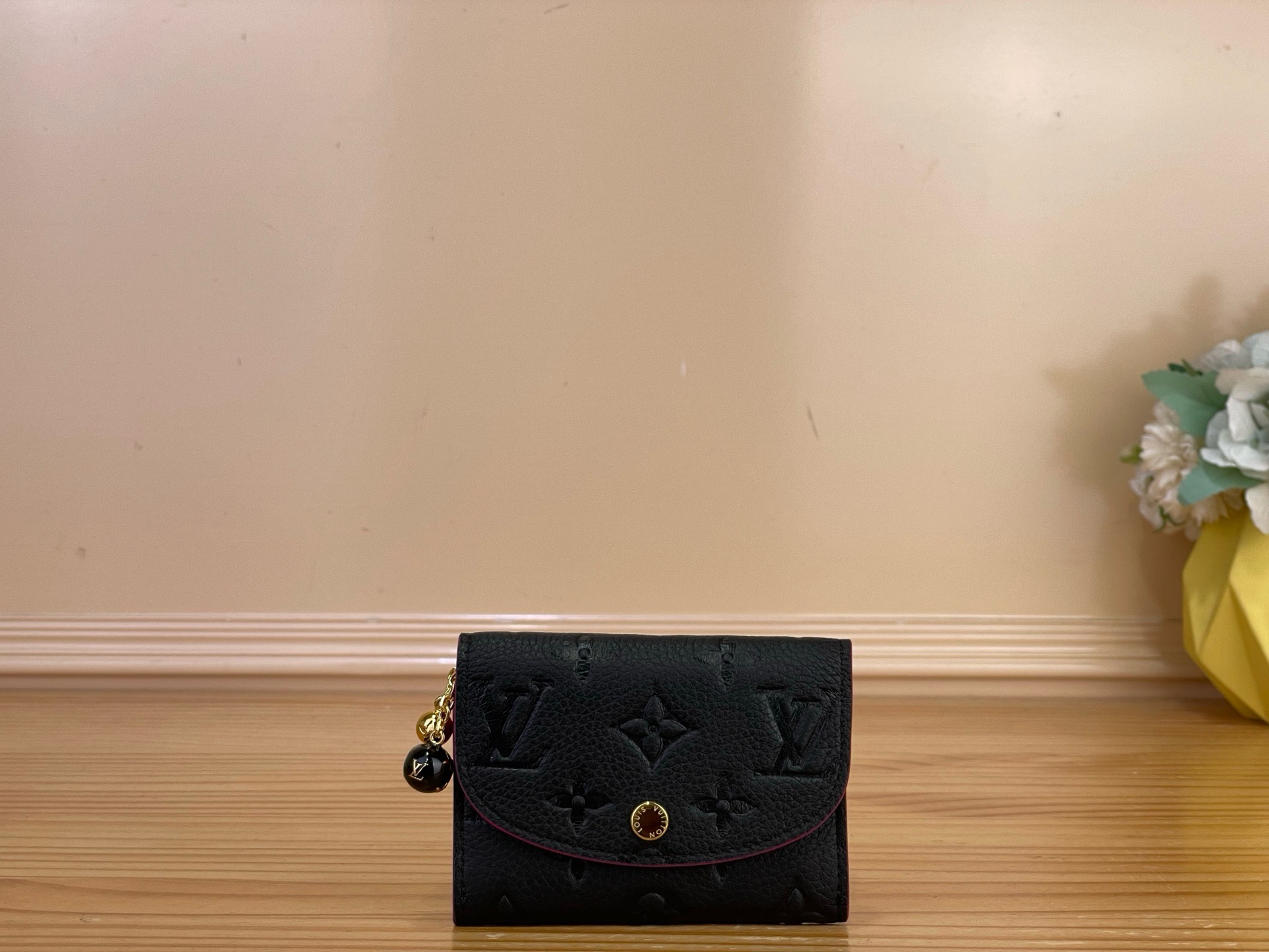 NO:894384,Top original order [ROSALIE Coin Purse] M28987 Apricot/Flower m28986 Chick Yellow m28989 Red Praising elegance and femininity, this season’s coin purse “Portomone Rozari”. Monogram Amlant in exquisite tones is decorated with contrasting paint  ms leather. 2 delicate sphere charms are decorated with swinging decorative zipper pulls. Once the flap is opened, the Monogram Fuiyuage print appears. Compact design with multiple pockets and card slots to securely store valuables. Dimensions 11 x 8 x 2.5 cm. 2213035 (W x H x Sides),, wallets19860909顶级原单【ROSALIE 零钱包】 M28987 杏色/花卉 m28986 小鸡黄 m28989 红色 赞美优雅和女性气质,本季的零钱包“波托莫内·罗扎里”.用对比鲜明的油漆装饰了精致色调的Monogram Amlant ms皮革.2个精致的球体吊饰被摆动的装饰性拉链拉手装饰,打开翻盖后,就会出现MonogramFuiyuage印花.配有多个口袋和卡槽的紧凑设计,可以牢牢地收纳贵重物品. 尺寸11 x 8 x 2.5厘米.2213035（宽x高x边）,,wallets,Bag