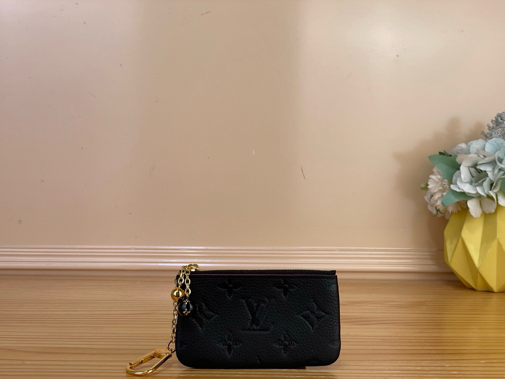 NO:894390,Top original order [coin purse] m28992 light purple/flower m28993 apricot Card & key box 'Pocket Key' reinterpreted with unique and unique colors of this season. Decorated with delicate Monogram·Fyuage on the interior  It is a piece that is embellished with feminine details, starting with ms print. Monogram Amprant leather is trimmed with contrasting paint, and 2 sphere charms with Monogram Flower and LV logos add color to the zipper pull. Small and practical size, you can neatly store essential cards and change. Size 12 x 7 x 1.5 cm. 2112026 (width x height x side),, louis  vuitton,wallets19860909顶级原单【零钱包】m28992 浅紫色/花卉 m28993 杏色 以本季特有的别致色彩重新诠释的卡片&钥匙盒“口袋钥匙”.以装饰在内部装修的细腻的Monogram·Fyuage ms印花为首,点缀着女性化的细节的单品.用对比鲜明的油漆将Monogram·安普朗特皮革镶边,配上带有Monogram·Flower和LV标志的2个球体吊饰增添色彩的拉链拉手.小巧而实用的尺寸,可以整齐地收纳必需品的卡片和零钱. 尺寸12 x 7 x 1.5厘米.2112026（宽x高x边）,,louis vuitton,wallets,Bag