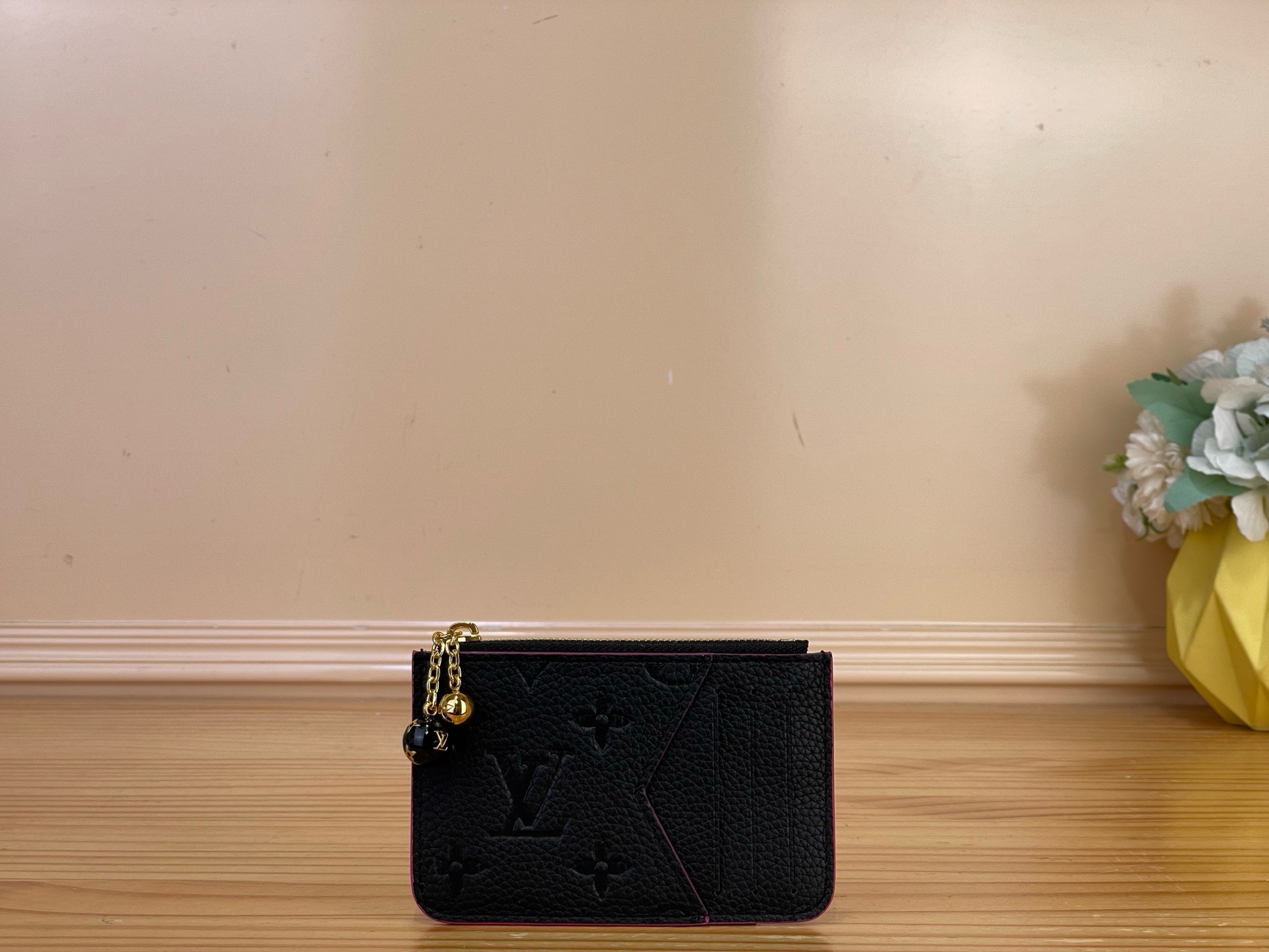 NO:894397,Top original order [ROMY card holder] m28984 red/flower m28985 chick yellow apricot. The exquisite details are very attractive. The card holder 'Porto Cato Romy' is reinterpreted with this season's unique feminine touch. Monogram Amlant ms with strong contrasting paint edges  The leather interior is painted with a delicate Monogram·Fuyuage print and is accented by a decorative zipper pull with 2 sphere charms. Small and practical design, equipped with 3 card slots and zippered pocket. Dimensions 12 x 8 x 0.8 cm 2112026 (width x height x sides),19860909顶级原单【ROMY 卡夹】 m28984 红色/花卉 m28985 小鸡黄 杏色 精致的细节很有魅力,以本季特有的女性化触感重新诠释的卡包“波尔图·卡托·罗米”.用对比效果强的油漆镶边的Monogram·Amlant ms 皮革的内饰上涂有细腻的Monogram·Fuyuage印花,配上2个球体吊饰的装饰性拉链拉手作为重点苏.小巧而实用的设计,配有3个卡槽和带拉链的口袋. 尺寸12 x 8 x 0.8厘米 2112026（宽x高x边）,,Bag