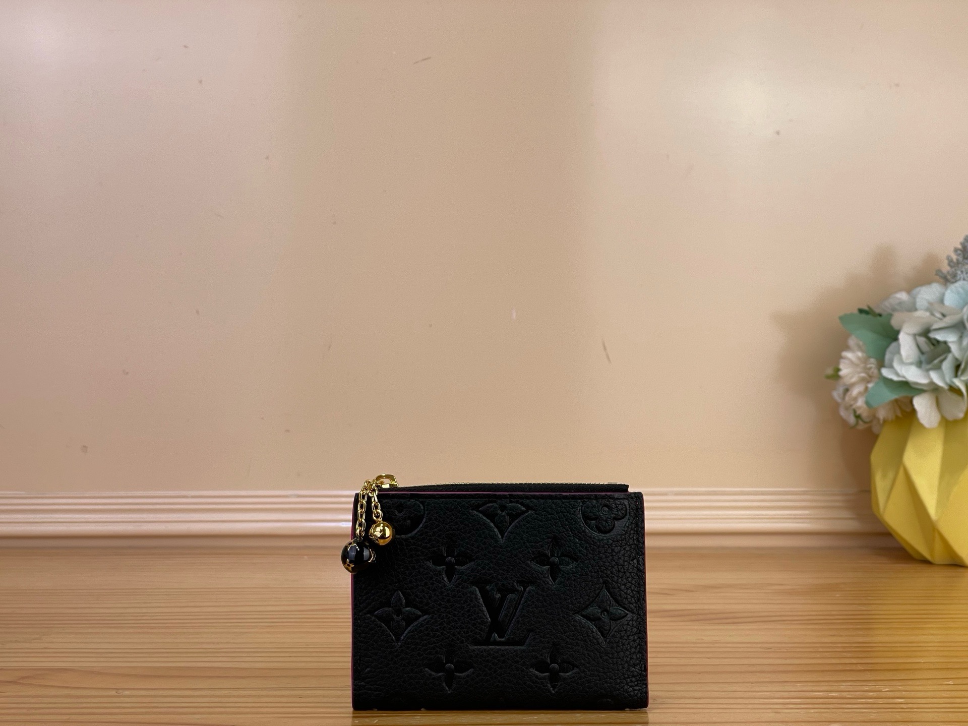 NO:894403,Top original order [Lisa wallet] m28980 apricot/flower m28981 red m29251 light purple m29350 chick yellow exquisite Monogram·Fuyuage  The embellished printed lining adds a feminine impression and the attention to detail shines in the 'ortfoille Lisa'. ms in signature Monogram Amplant leather, with trim in a contrasting paint finish, and metal hardware with Monogram flower and LV logo adding color to the zipper pull. In addition to the multiple pockets for banknotes and change, there are 4 card slots for elegant items. Dimensions 9 x 11.5 x  1.5cm.2313036 (width x height x sides),,louis vuitton,tom ford19860909顶级原单【Lisa 钱夹】m28980 杏色/花卉 m28981 红色 m29251 浅紫色 m29350 小鸡黄 精致的Monogram·Fuyuage 装饰有印花的衬里增添了女性化的印象,对细节的讲究闪耀着“ortfoilleLisa”.ms在标志性的Monogram·安普朗特皮革上,搭配了对比鲜明的油漆饰面的镶边,以及带有Monogram·花和LV标志的金属件增添色彩的拉链拉手.除了可以收纳纸币和零钱的多个口袋外,还有4个卡槽的优雅物品. 尺寸9 x 11.5 x 1.5厘米.2313036（宽x高x边）,,louis vuitton,tom ford,Bag
