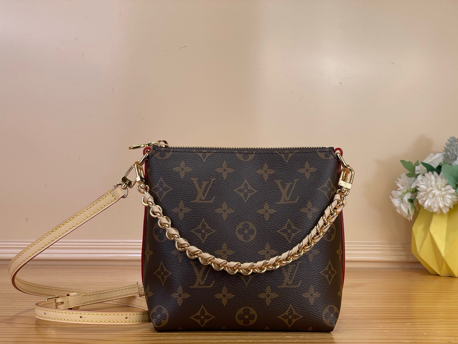 NO:894354,Top original order [MULTIASS MINI handbag] M29099 This Multiass Mini handbag is reinterpreted in the classic Monogram canvas Multiass  x width),,cowhide19860909顶级原单【MULTIASS MINI 手袋】M29099 本款 Multiass Mini 手袋以经典 Monogram 帆布重释 Multiass Xl设计.牛皮革肩带便于斜挎背携,金属链条点缀工致意趣,二者均可按需拆卸.宽裕空间可容纳日常所需,轻松搭配工作与周末造型. 尺寸17.5 x 18 x 9.5 厘米 4515055 (长度 x 高 x 宽),,cowhide,Bag
