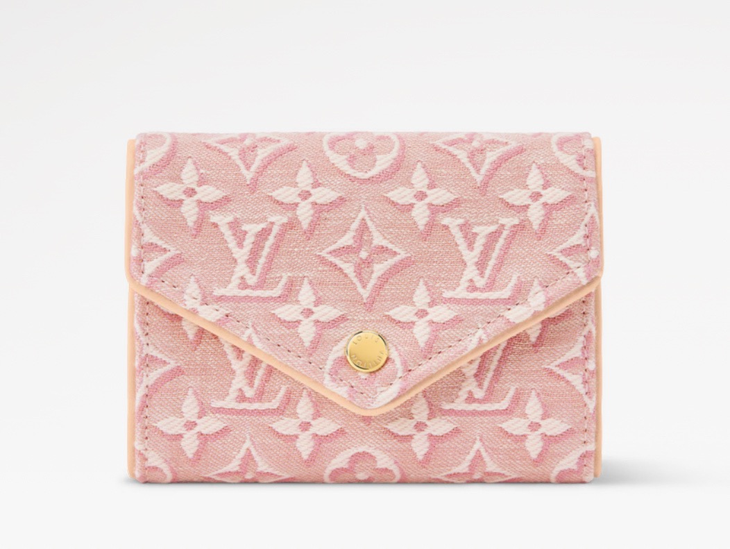 NO:894462,Top original order [Victorine wallet] M2A152 white/jacquard M2A151 pink/jacquard This version of the Victorine wallet pays tribute to the history of Louis Vuitton - Monogram Emblème  ms jacquard is an enhancement of Louis Vuitton's signature canvas. Available in a seasonal color palette, it is decorated with a gold-tone clasp that allows valuables to be stored securely inside. Despite its small size, this functional accessory has a dedicated space for banknotes, plus two flat pockets and six card slots. Dimensions 12 x 9.5 x 2.5 cm 2113026 (Length x Height x Width),, louis vuitton, wallets19860909顶级原单【Victorine 钱夹】M2A152 白色/提花 M2A151 粉色/提花 这一版的Victorine钱包向路易威登的历史致敬——Monogram Emblème ms提花是对路易威登标志性帆布的提升.以季节性调色板提供,它装饰着一个金色的扣扣,可以将贵重物品安全地存放在里面.虽然尺寸小巧,但这款功能性配件有一个专门用于存放钞票的空间,外加两个扁平口袋和六个卡槽. 尺寸12 x 9.5 x 2.5 厘米 2113026 (长度 x 高 x 宽),,louis vuitton,wallets,Bag