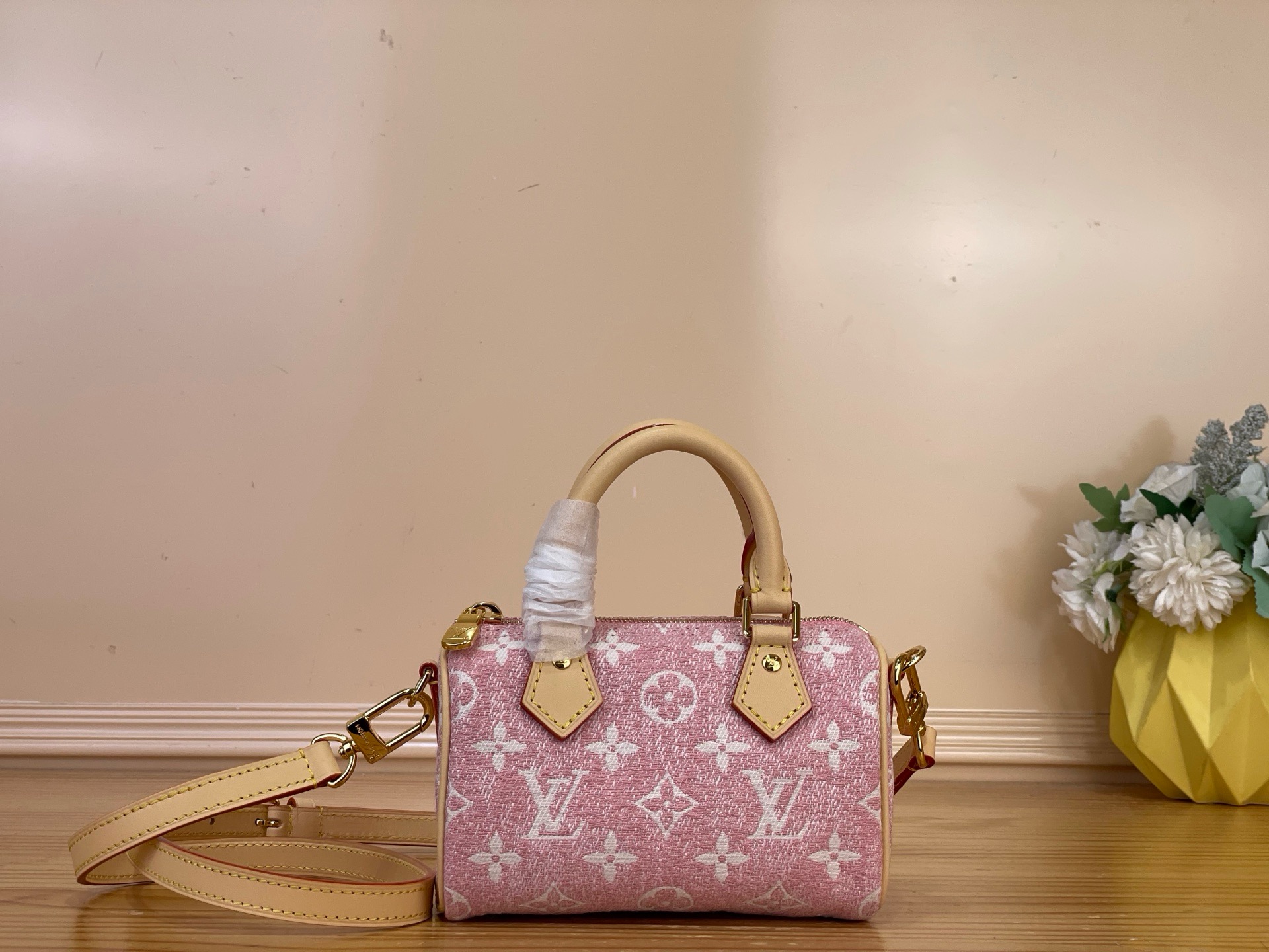NO:919573,Top original order [NANO SEEDY handbag] m81168 denim blue m81213 denim pink Nano Seedy hl handbag is an exquisite interpretation of Louis Vuitton's classic Seedy handbag. This time, it is made of Monogram jacquard denim, using jacquard knitting technology to present the Monogram pattern and sandwash effect. The handle and long shoulder strap allow you to choose to carry it on the shoulder or crossbody, and store small items in a trendy style. Size 16 x 10  x 7.5 cm 4515055,,louis vuitton19860909顶级原单【NANO SEEDY 手袋】 m81168 牛仔蓝 m81213 牛仔粉 Nano Seedy hl手袋是路易威登经典 Seedy 手袋的玲珑演绎,此次取材 Monogram 提花丹宁布,以提花针织工艺呈现 Monogram 图案和砂洗效果.手柄和长肩带实现肩背或斜挎选择,以潮流格调收纳随行小物 尺寸16 x 10 x 7.5 厘米 4515055,,louis vuitton,Bag