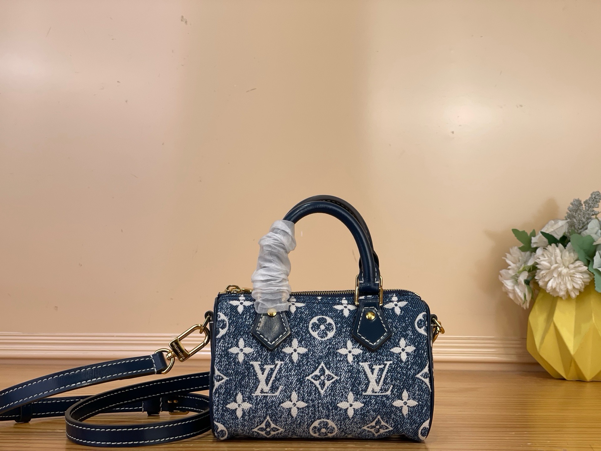 NO:919576,Top original order [NANO SEEDY handbag] m81168 denim blue m81213 denim pink Nano Seedy hl handbag is an exquisite interpretation of Louis Vuitton's classic Seedy handbag. This time, it is made of Monogram jacquard denim, using jacquard knitting technology to present the Monogram pattern and sandwash effect. The handle and long shoulder strap allow you to choose to carry it on the shoulder or crossbody, and store small items in a trendy style. Size 16 x 10  x 7.5 cm4515055,,louis vuitton19860909顶级原单【NANO SEEDY 手袋】 m81168 牛仔蓝 m81213 牛仔粉 Nano Seedy hl手袋是路易威登经典 Seedy 手袋的玲珑演绎,此次取材 Monogram 提花丹宁布,以提花针织工艺呈现 Monogram 图案和砂洗效果.手柄和长肩带实现肩背或斜挎选择,以潮流格调收纳随行小物 尺寸16 x 10 x 7.5 厘米4515055,,louis vuitton,Bag