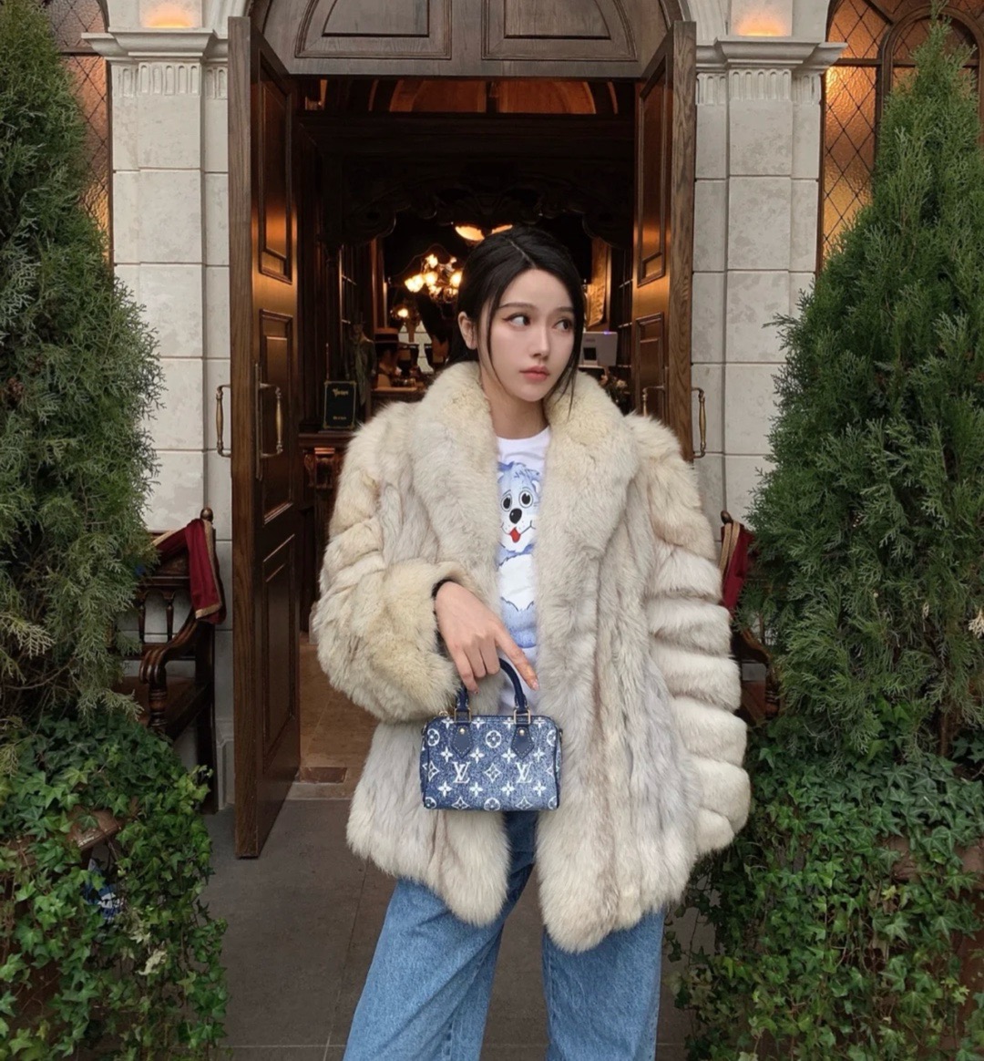 NO:919577,[NANO SEEDY handbag (China limited edition)] m81168 blue (denim) model picture,19860909【NANO SEEDY 手袋（中国限定款）】 m81168 蓝色（牛仔） 模特图,,Bag