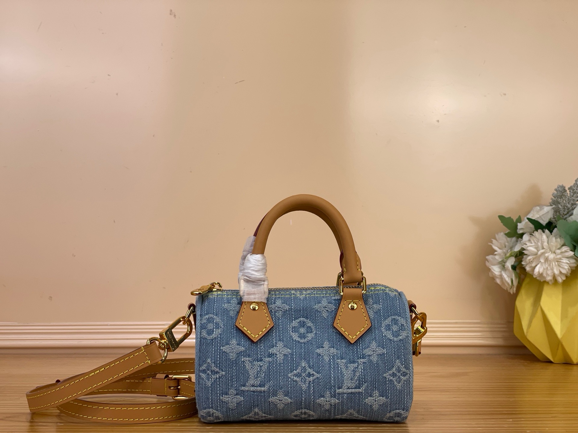 NO:919578,Top original item [NANO SEEDY handbag] m11212 denim blue This Nano Seedy handbag is made of cotton denim woven with Monogram hl pattern, which is bleached and sand washed to present a retro style. The handles and detachable and adjustable shoulder straps are made of cow leather, showing a subtle aged effect. The gift box packaging of this product may be adjusted based on the stock situation, and may be different from the packaging style displayed on this product page. Please refer to the actual gift box packaging style received. Size 16 x  10 x 7.5 cm 4515055,,cowhide19860909顶级原单【NANO SEEDY 手袋】 m11212 牛仔蓝 本款 Nano Seedy 手袋为棉质丹宁织就 Monogram hl图案,经漂白和砂洗后呈现复古风范.牛皮革塑造手柄和可拆卸并调节的肩带,呈现微妙做旧效果. 本产品配备的礼盒包装可能视库存情况合理调整,可能与本产品页面展示的包装样式不同,具体请以实际收到的礼盒包装样式为准. 尺寸16 x 10 x 7.5 厘米 4515055,,cowhide,Bag