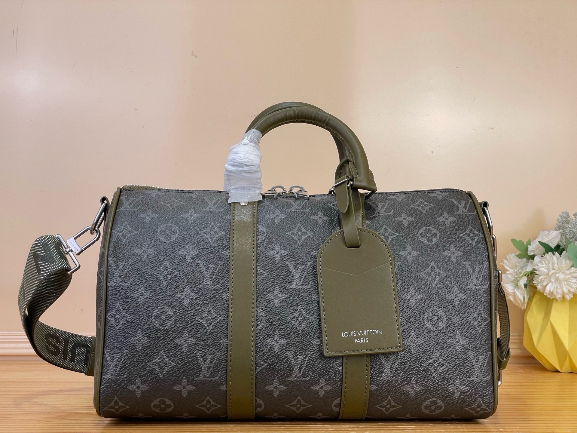 NO:919650,Top original order [KEEALL BANDOULIRE 35 handbag] M28639 black flower/green This Keeall Bandoulière 35 handbag is made of Monogram Eclise ww canvas, with deep leather straps and top handles to create color contrast, with a sophisticated name tag. Fabric lining and ample internal space to properly store daily needs. Dimensions 34 x 21 x 16 cm. 5516065 (length x  height x width),19860909顶级原单【KEEALL BANDOULIRE 35 手袋】M28639 黑花/绿色 本款 Keeall Bandoulière 35 手袋采用 Monogram Eclise ww帆布,以深邃皮革饰带和顶部手柄营造色彩反差,搭配考究姓名牌.织物内衬和充裕内部空间妥善存放日常所需. 尺寸34 x 21 x 16 厘米.5516065 (长度 x 高 x 宽),,Bag