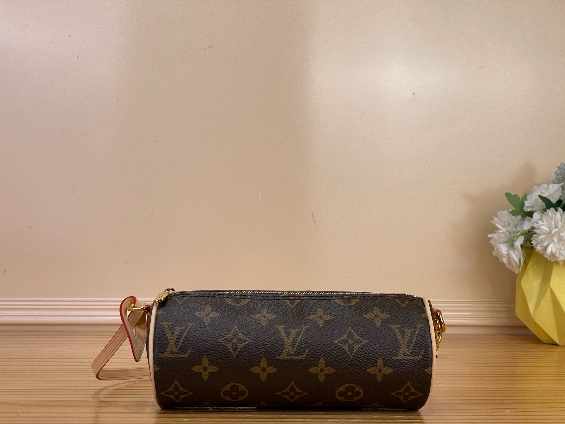 NO:919579,Top original order [POCHETTE PAPILLON handbag] M25703 Look through Louis Vuitton's archives and explore the inspiration source of the Pochette Papillon 18 handbag. The design elements of the first edition of the 1990s Papillon handbag. Monogram canvas combined with VVN trim, showing a modern flavor; the leather shoulder strap can be removed at will, whether it is carried in the hand or on the shoulder, you can easily carry daily small items. Size 20 x 8.5 x  8.5 cm 2813037 (length x height x width),,louis vuitton19860909顶级原单【POCHETTE PAPILLON 手袋】M25703 翻阅路易威登的典藏档案,探寻 Pochette Papillon 18手袋的灵感源泉 年代初版 Papillon 手袋的设计元素.Monogram 帆布结合 VVN 饰边,展露现代气息；皮革肩带可随心拆卸,无论手提或肩背,均可令日常小物轻松随行. 尺寸20 x 8.5 x 8.5 厘米 2813037 (长度 x 高 x 宽),,louis vuitton,Bag