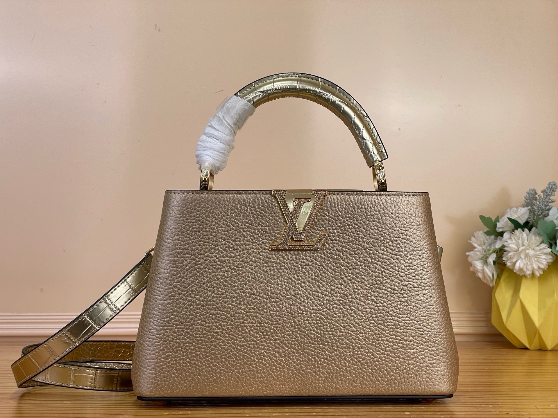 NO:919581,Top original order [CAUCINES small handbag] M48865 rose gold/crocodile pattern (diamond logo) This Caucines small handbag is dip-dyed with Taurillon hl leather in a bright and vivid color, which contrasts with the calm handle ring. The iconic flap of the Caucines series provides two styles of external style to reveal a simple style, and the inner buckle highlights the LV letters. Size 27 x 19 x 9 cm  125121400,,louis vuitton19860909顶级原单【CAUCINES 小号手袋】M48865 玫瑰金/拼鳄鱼纹（钻logo） 本款 Caucines 小号手袋为 Taurillon hl皮革浸染灵动亮彩,与色调沉稳的手柄环互为映衬.Caucines 系列标志性翻盖提供两式风尚外置流露简约格调,内扣彰显 LV 字母. 尺寸27 x 19 x 9 厘米 125121400,,louis vuitton,Bag