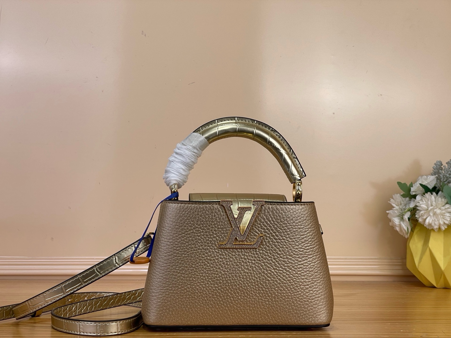 NO:919583,Top original order [CAUCINES mini handbag] M48865 rose gold/crocodile pattern (diamond logo) This Caucines mini Hl handbag is dip-dyed with Taurillon leather in a vivid and bright color, which contrasts with the calm-toned handle ring. The iconic flap of the Caucines series provides two styles of external style to reveal a simple style, and the inner buckle highlights the LV letters. Dimensions 21.0 x 14.0 x 8.0 cm  115121250,,louis vuitton19860909顶级原单【CAUCINES mini手袋】M48865 玫瑰金/拼鳄鱼纹（钻logo） 本款 Caucines mini Hl手袋为 Taurillon 皮革浸染灵动亮彩,与色调沉稳的手柄环互为映衬.Caucines 系列标志性翻盖提供两式风尚外置流露简约格调,内扣彰显 LV 字母. 尺寸21.0 x 14.0 x 8.0 cm 115121250,,louis vuitton,Bag
