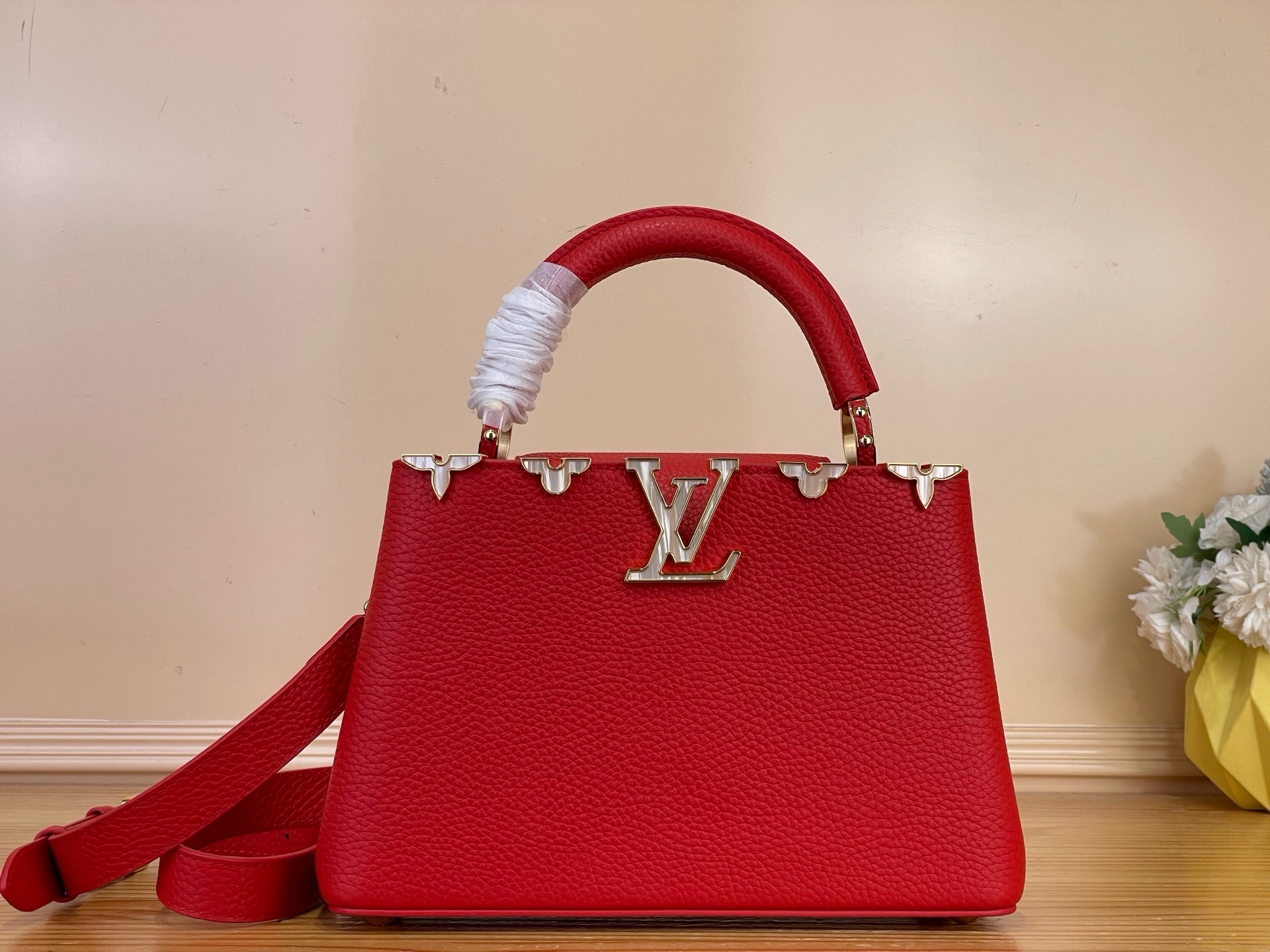 NO:919585,Top original order [caucines small handbag] m23766 56669 red/floral mother-of-pearl (leather shoulder strap) Louis Vuitton tells the new Caucines hl story. The exquisite metallic bright diamond Monogram floral ribbon makes this classic handbag exude a more feminine temperament. Size 27 x 19 x 9 cm. 120121350,, louis vuitton19860909顶级原单【caucines 小号手袋】m23766 56669 红色/花卉贝母（皮肩带） 路易威登讲述全新的Caucines hl故事.精致的金属色亮钻Monogram花卉饰带,使此款经典手袋散发出更加柔美的气质. 尺寸27 x 19 x 9 厘米.120121350,,louis vuitton,Bag