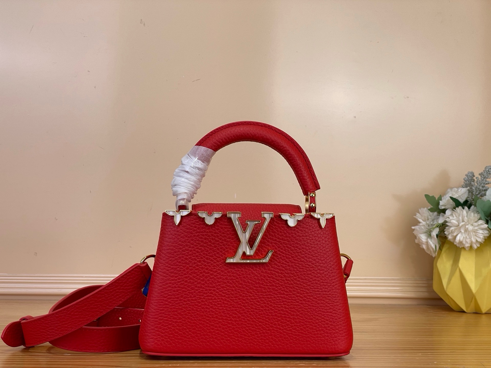 NO:919574,Top original order [caucines mini handbag] m23766 56669 red/floral mother-of-pearl (leather shoulder strap) Louis Vuitton tells the new Caucines hl story. The exquisite metallic bright diamond Monogram floral ribbon makes this classic handbag exude a more feminine temperament. Size 21 x 14 x 8cm 110121350,, louis vuitton19860909顶级原单【caucines mini手袋】m23766 56669 红色/花卉贝母（皮肩带） 路易威登讲述全新的Caucines hl故事.精致的金属色亮钻Monogram花卉饰带,使此款经典手袋散发出更加柔美的气质. 尺寸21 x 14 x 8cm 110121350,,louis vuitton,Bag