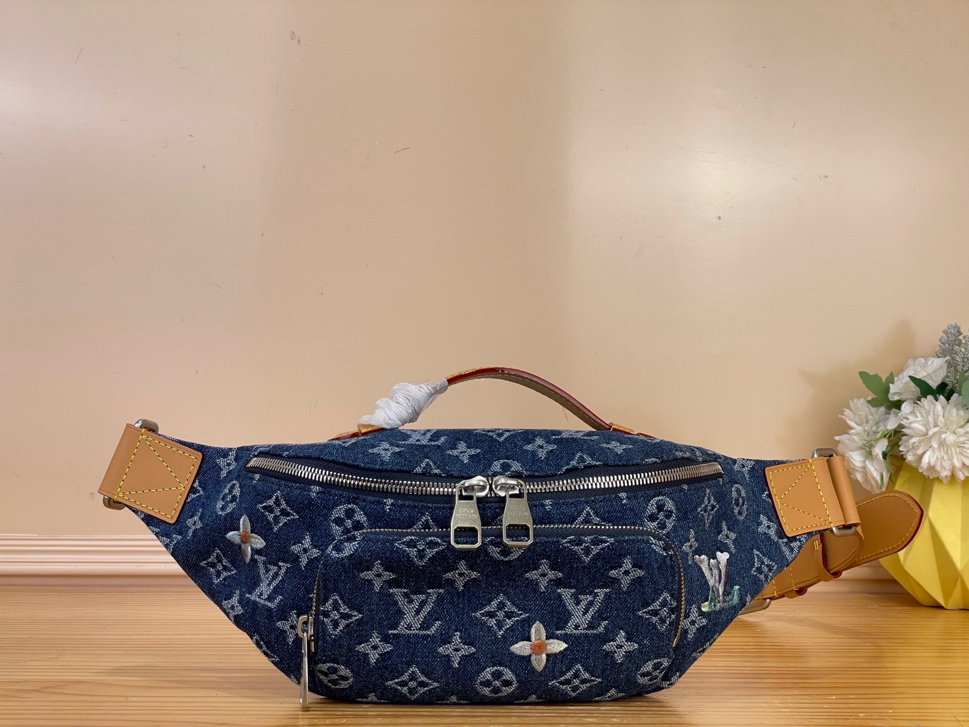 NO:919707,Top Original【Rush Bumbag】M27640 Denim/Embroidery (Floral) The sporty Rush Bumbag is made from Monogram Flowers Denim hl with cowhide leather accents and top handles. Its woven monogram is accented with embroidered floral details for a versatile, casual look. A zippered front pocket provides quick access to essentials, while the adjustable strap allows for waist, shoulder or cross-body wear. Dimensions 30x 15 x 8  cm 5516065,,cowhide19860909顶级原单【Rush Bumbag】M27640 牛仔/刺绣（花卉） 运动型的Rush Bumbag由Monogram Flowers Denim hl制成,饰有牛皮皮革装饰和顶部手柄.它的编织字母图案以刺绣花卉细节为重点,营造出多功能、休闲的外观.拉链前袋可以快速取用必需品,而可调节的带子则允许腰部、肩部或斜挎. 尺寸 30x 15 x 8 厘米 5516065,,cowhide,Bag