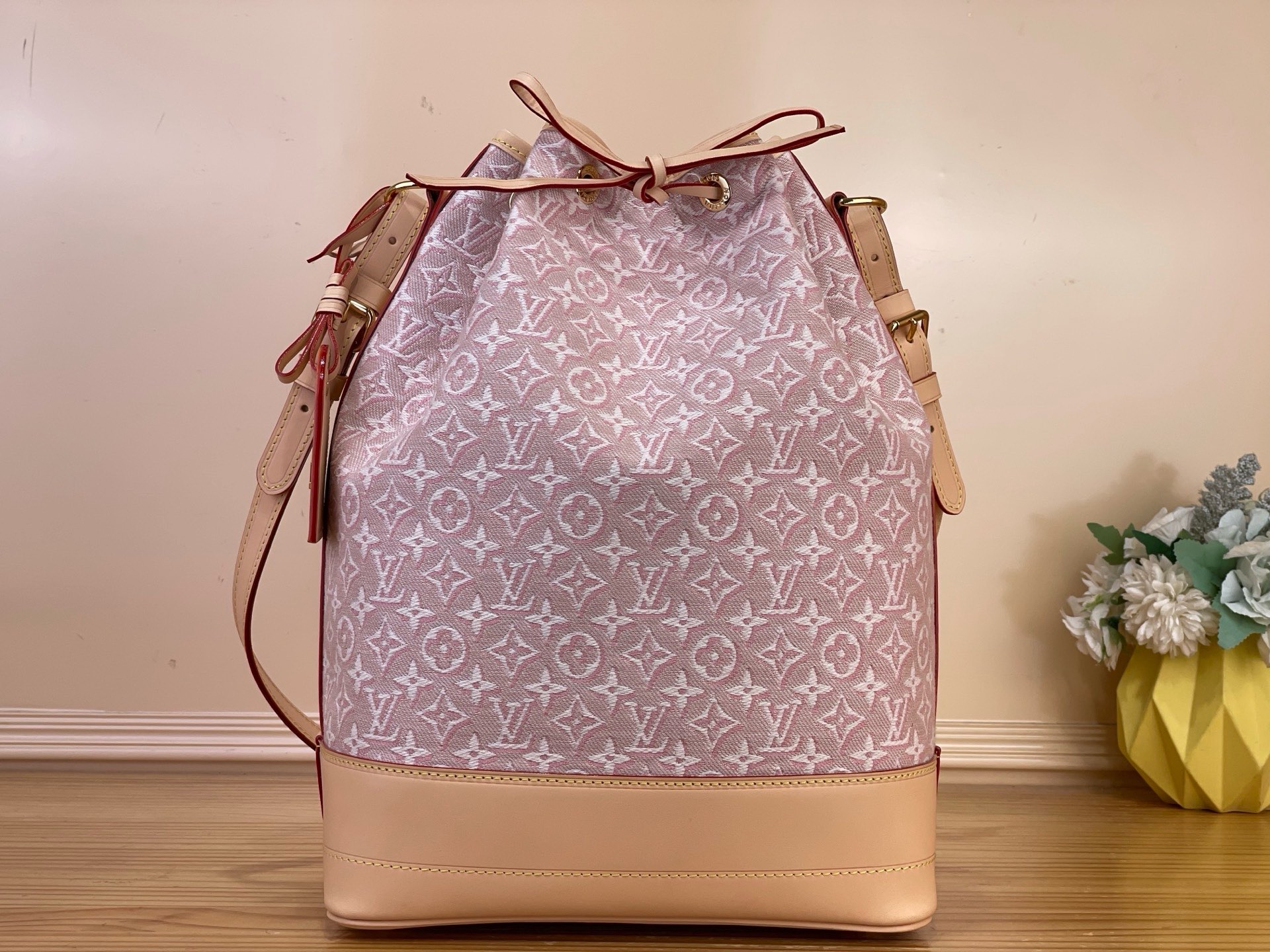 NO:919603,The top original order [NO handbag] M28714 pink/jacquard Noé handbag is a new interpretation of the Monogram Emblème hr version. The jacquard fabric is inspired by Louis Vuitton's 1896 classic canvas, and the embroidery texture expresses the sophisticated style. The unique color tone recalls the hard box ribbon elements of Louis Vuitton's archives, and the metal parts highlight the neat style. The contrasting leather trim is rich in layers, and the detachable shoulder strap and address plate show the ingenious details.  Dimensions 27.5 x 36 x 20 cm.6817075 (length x height x width),,louis vuitton19860909顶级原单【NO 手袋】M28714 粉色/提花 Noé 手袋焕新演绎 Monogram Emblème hr版本,提花织物灵感源自路易威登 1896 年经典帆布,借刺绣质感道出考究格调.别致色调回溯路易威登典藏硬箱丝带元素,金属件点亮利落风尚.撞色皮革饰边丰富层次,可拆卸肩带与地址牌道出细节巧思. 尺寸27.5 x 36 x 20 厘米.6817075 (长度 x 高 x 宽),,louis vuitton,Bag