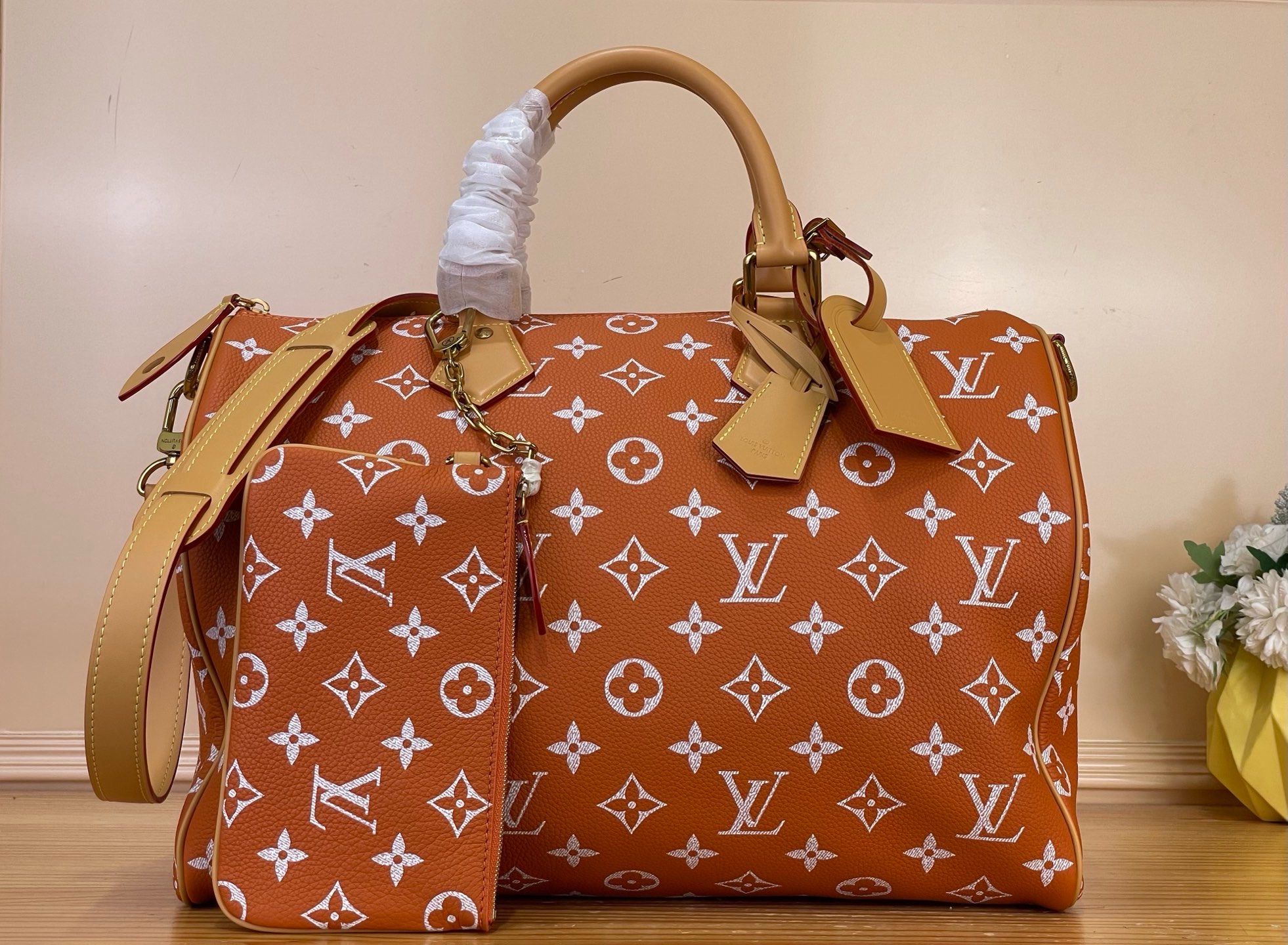 NO:919587,Top original order [SEEDY 9 BANDOULIRE40 handbag] M24417 green M24418 blue M24419 yellow M24420 red M24422 brown M24421 orange This Seedy 9 Bandoulière 40 Monogram Leather handbag is soft grained cow leather wrapped with sheep leather lining, with a silk screen Monogram pattern to present the blurred look of canvas printing, expressing the creative director Harrell  New season ideas from Williams. Size 40 x 26 x 23 cm, cowhide, sheepskin19860909顶级原单【SEEDY 9 BANDOULIRE40手袋】M24417绿色 M24418蓝色 M24419黄色 M24420红色 M24422棕色 M24421橙色 本款Seedy 9 Bandoulière 40 Monogram Leather手袋为柔软粒面牛皮革包裹羊皮革内衬,以丝印Monogram 图案呈现帆布印花的迷离观感,道出创意总监harrell Williams的新季巧思. 尺寸40 x 26 x23厘米,,cowhide,sheepskin,Bag