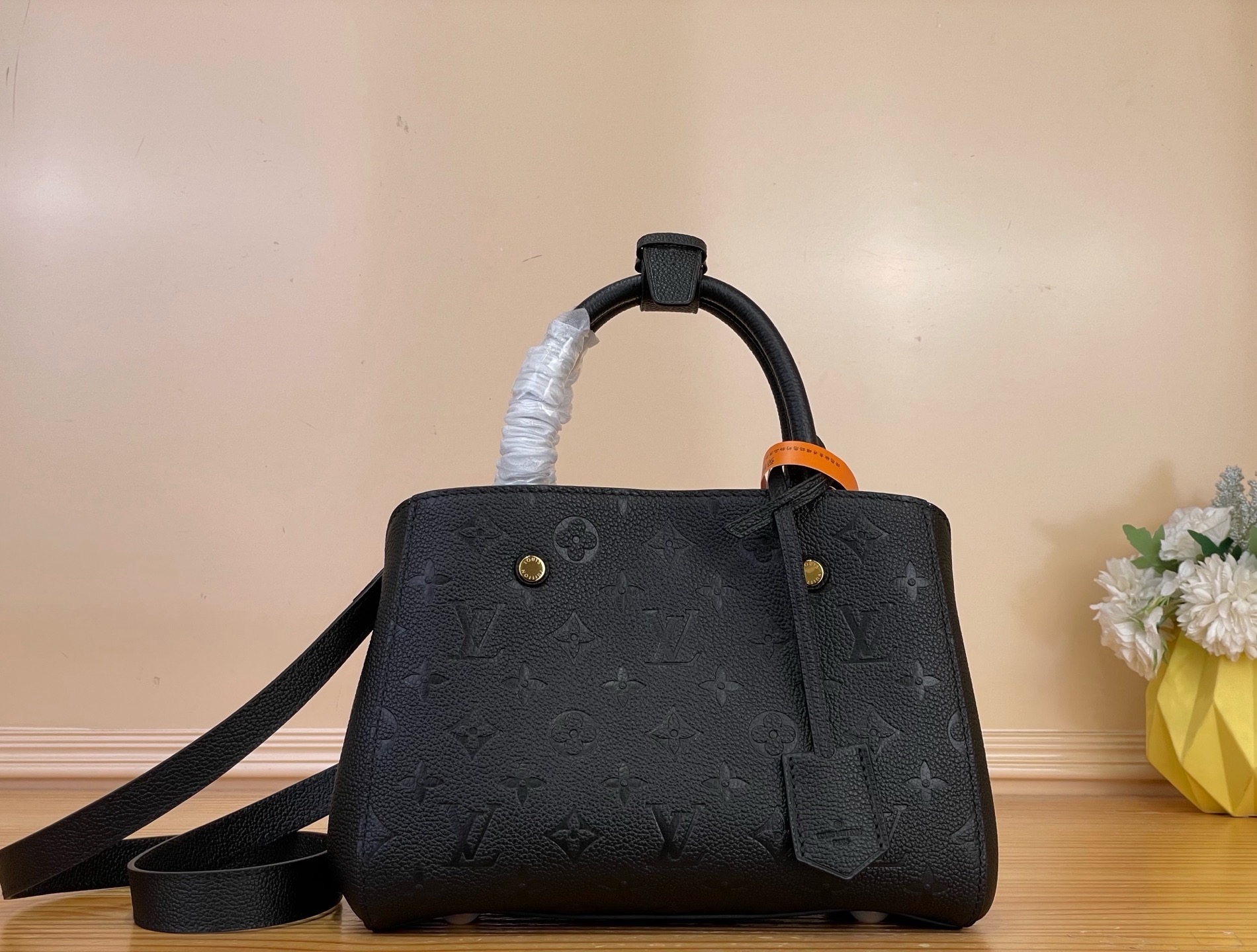NO:919593,The top original [MONTAIGNE BB handbag] M41053 black embossed (Montaigne) is an ideal choice for dynamic business ladies. The three-dimensional shape and exquisite internal design allow this handbag to hold all daily necessities. The Monogram Emreinte Ys full leather embossed large flower Montaigne bag, the leather adds a sense of elegance to it. Dimensions 29 x 20 x 13 cm 8819095,19860909顶级原单【MONTAIGNE BB 手袋】M41053黑色压花（蒙田） 是活力四射的商务女士的理想之选 富有立体感的造型与精巧的内部设计令该手袋可装纳所有日常必备用品 而 Monogram Emreinte Ys全皮压大花蒙田包,皮革则为其平添一份雅致之感 . 尺寸 29 x 20 x 13 cm 8819095,,Bag