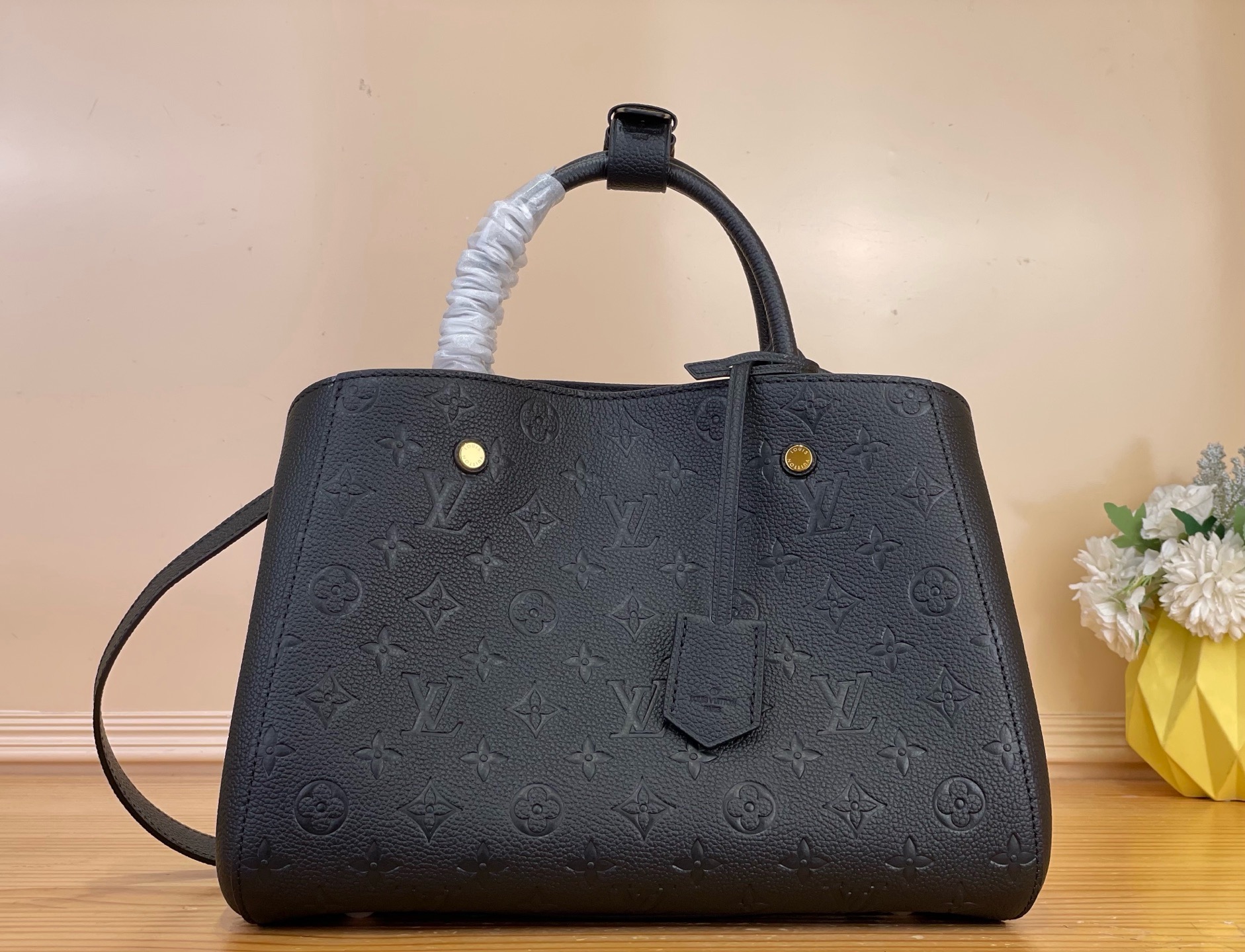 NO:919591,The top original [MONTAIGNE MM handbag] M41048 black embossed (Montaigne) is an ideal choice for dynamic business ladies. The three-dimensional shape and exquisite internal design allow this handbag to hold all daily essentials, while the Monogram Emreinte Ys leather adds a sense of elegance to it. Dimensions 33 x 23 x 15 cm (length x height x width) 921981000,19860909顶级原单【MONTAIGNE MM 手袋】M41048黑色压花（蒙田） 是活力四射的商务女士的理想之选 富有立体感的造型与精巧的内部设计令该手袋可装纳所有日常必备用品 而 Monogram Emreinte Ys皮革则为其平添一份雅致之感 尺寸 33 x 23 x 15 cm (长 x 高 x 宽）921981000,,Bag