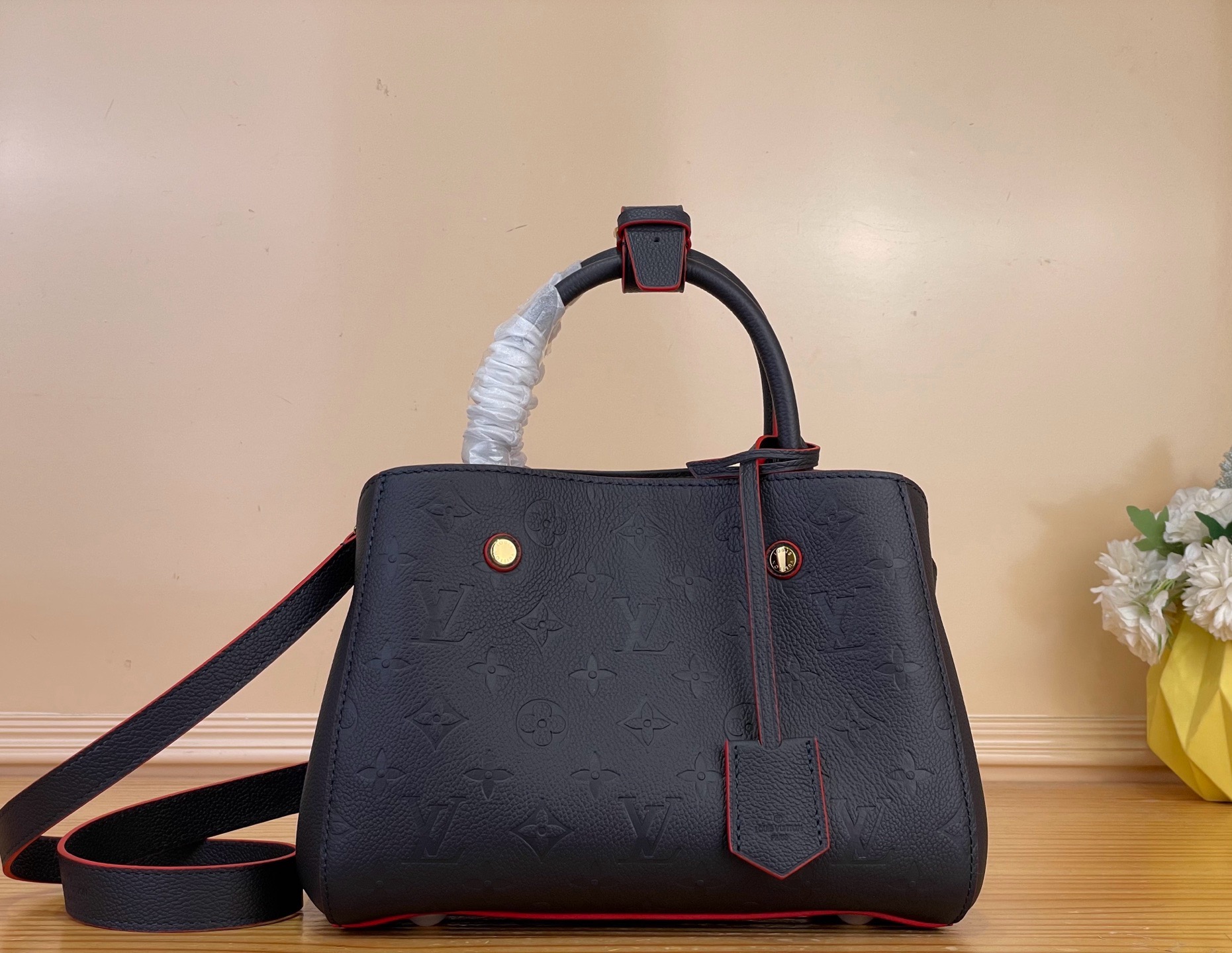 NO:919589,The top original [MONTAIGNE BB handbag] M41053 navy blue embossed (Montaigne) is an ideal choice for dynamic business ladies. The three-dimensional shape and exquisite internal design allow this handbag to hold all daily essentials. The Monogram Emreinte Ys full leather embossed large flower Montaigne bag, the leather adds a sense of elegance. Dimensions 29 x 20 x 13 cm  8819095,19860909顶级原单【MONTAIGNE BB 手袋】M41053海军蓝压花（蒙田） 是活力四射的商务女士的理想之选 富有立体感的造型与精巧的内部设计令该手袋可装纳所有日常必备用品 而 Monogram Emreinte Ys全皮压大花蒙田包,皮革则为其平添一份雅致之感 . 尺寸 29 x 20 x 13 cm 8819095,,Bag