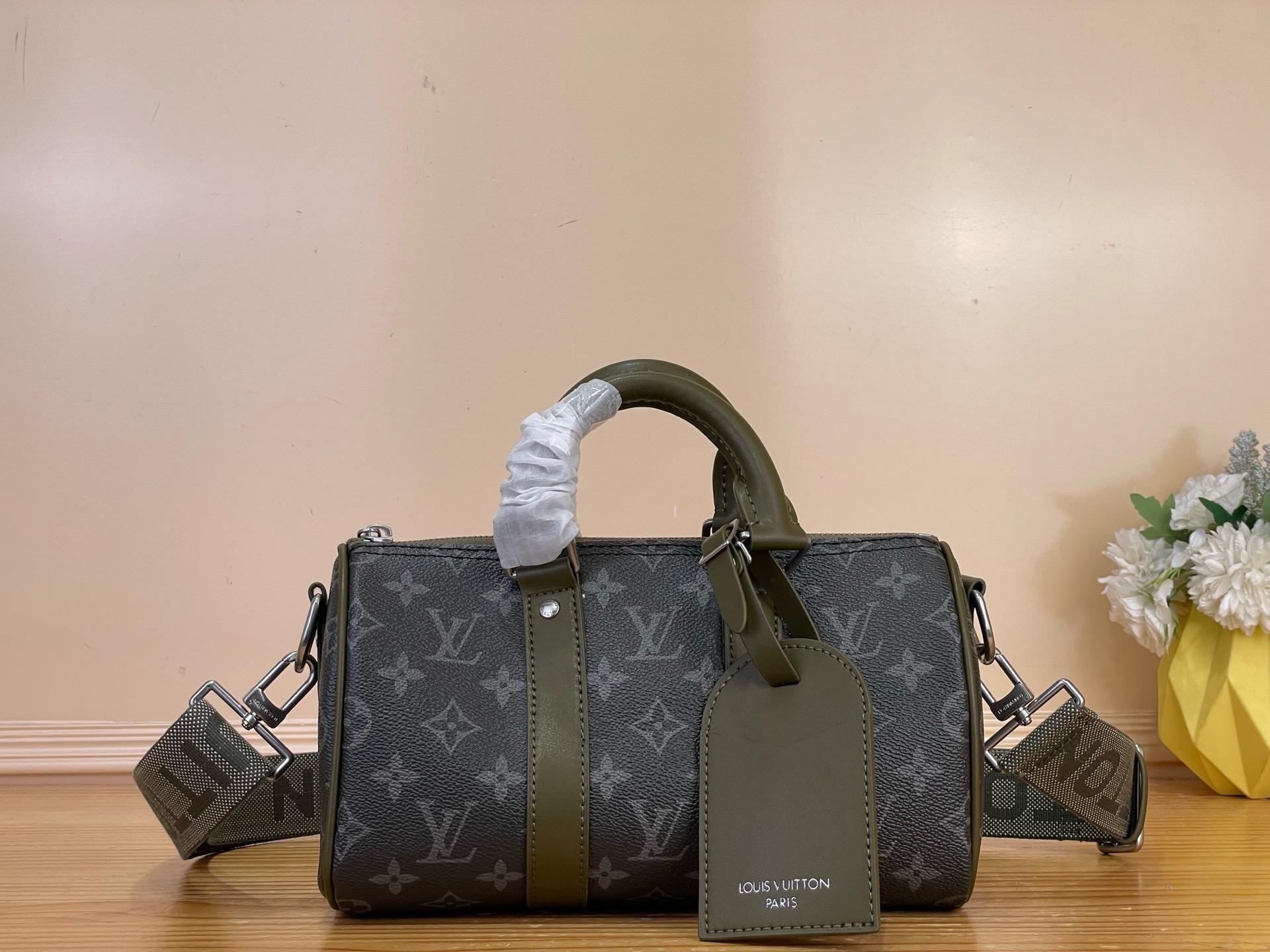 NO:919658,Top original order [KEEALL BANDOULIRE 25 Handbag] M28638 Black Flower/Green This Keeall Bandoulière 25 hx handbag traces its origins to the Japanese street trend of the 1990s. It is made of Monogram Eclise canvas with leather trim and elegant name tag. The top handle and detachable and adjustable fabric shoulder strap allow for multiple carrying methods, with ample internal space suitable for storing daily needs. Size 25 x 15 x 11 cm  5217055 (length x height x width),19860909顶级原单【KEEALL BANDOULIRE 25 手袋】M28638 黑花/绿色 本款 Keeall Bandoulière 25 hx手袋溯源 年代日本街头潮流,为 Monogram Eclise 帆布搭配皮革饰边和考究姓名牌.顶部手柄和可拆卸并调节的织物肩带实现多种背携方式,充裕内部空间适宜存放日常所需. 尺寸25 x 15 x 11 厘米 5217055 (长度 x 高 x 宽),,Bag