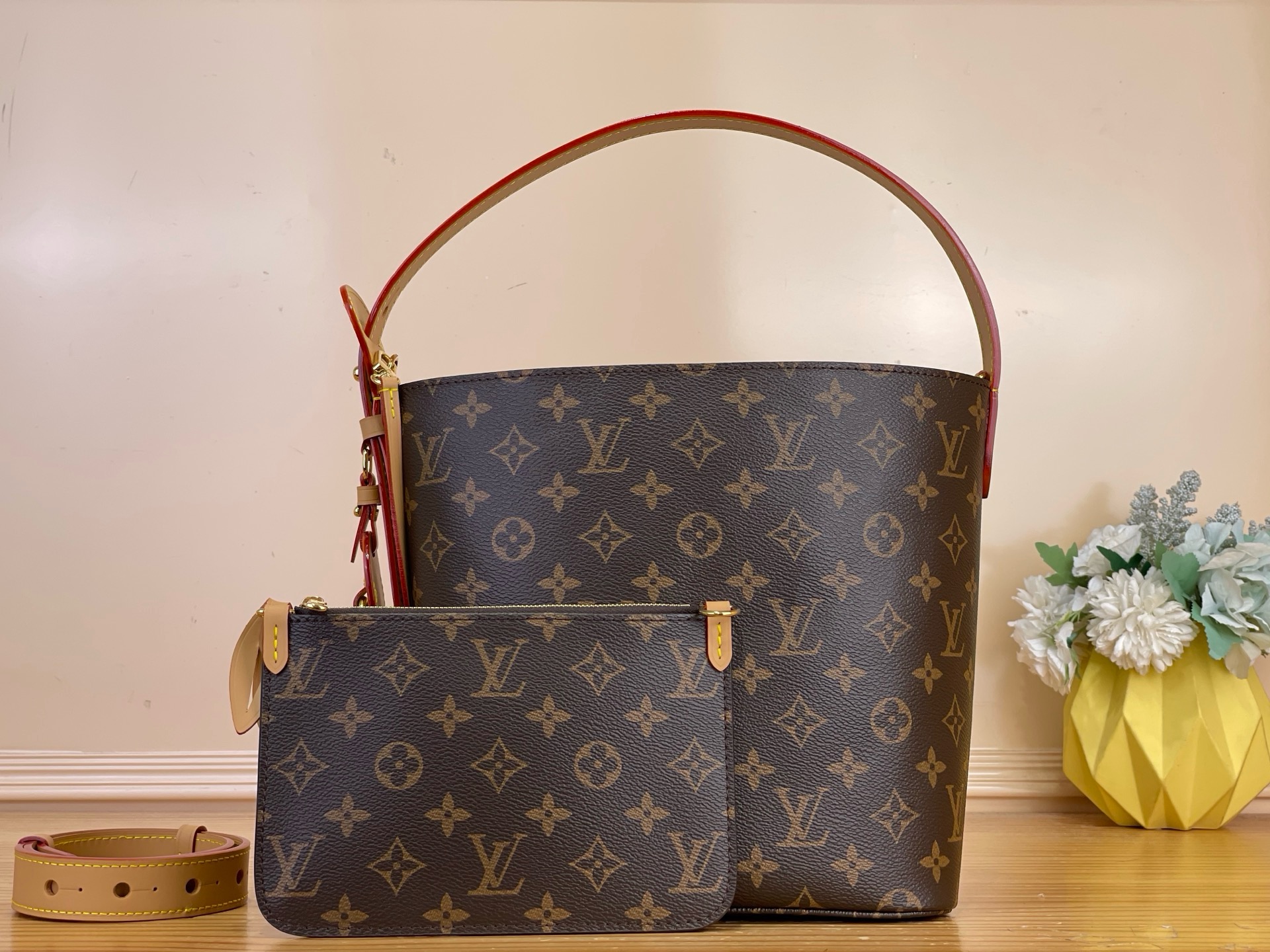 NO:919595,Top original order [ALL IN medium handbag] M29628 This All In medium handbag is made of Monogram jh canvas to shape a bucket bag. Its ample space can easily accommodate daily needs, and a detachable zipper bag can be used to store small items. The dazzling lock buckle and classic name tag highlight the exquisite details. It can be carried on the shoulder, crossbody or handheld. Refined and elegant style, brightening the urban style. Size 21 x 24 x 16  cm.5016065 (length x height x width).,19860909顶级原单【ALL IN 中号手袋】M29628 本款 All In 中号手袋采用 Monogram jh 帆布塑造水桶包构型,其充裕空间可轻松容纳日常所需,并以可拆卸拉链袋收纳随行小物.耀目锁扣和经典姓名牌彰显考究细节,肩背、斜挎或手提皆宜.精致优雅格调,点亮都市造型. 尺寸21 x 24 x 16 厘米.5016065 (长度 x 高 x 宽).,,Bag