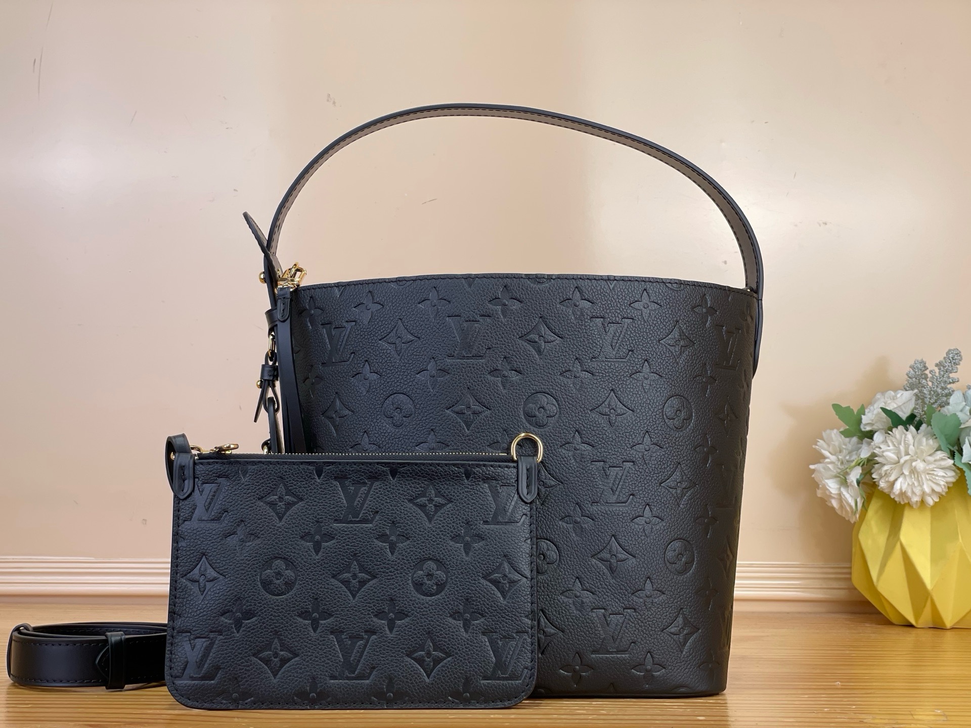 NO:919590,Top Original Order [ALL IN Medium Handbag] M29090 Black This All In medium handbag is made of Monogram Emreinte ys leather to create a bucket bag configuration. Its ample space can easily accommodate daily needs, and a detachable zipper bag can be used to store small items. The dazzling lock buckle and classic name tag highlight the exquisite details. It can be carried on the shoulder, crossbody or handheld. Exquisite and elegant style, brightening the urban style. Size 21 x 24 x  16 cm.7918095 (length x height x width),19860909顶级原单【ALL IN 中号手袋】M29090 黑色 本款 All In 中号手袋采用 Monogram Emreinte ys皮革塑造水桶包构型,其充裕空间可轻松容纳日常所需,并以可拆卸拉链袋收纳随行小物.耀目锁扣和经典姓名牌彰显考究细节,肩背、斜挎或手提皆宜.精致优雅格调,点亮都市造型. 尺寸21 x 24 x 16 厘米.7918095 (长度 x 高 x 宽),,Bag