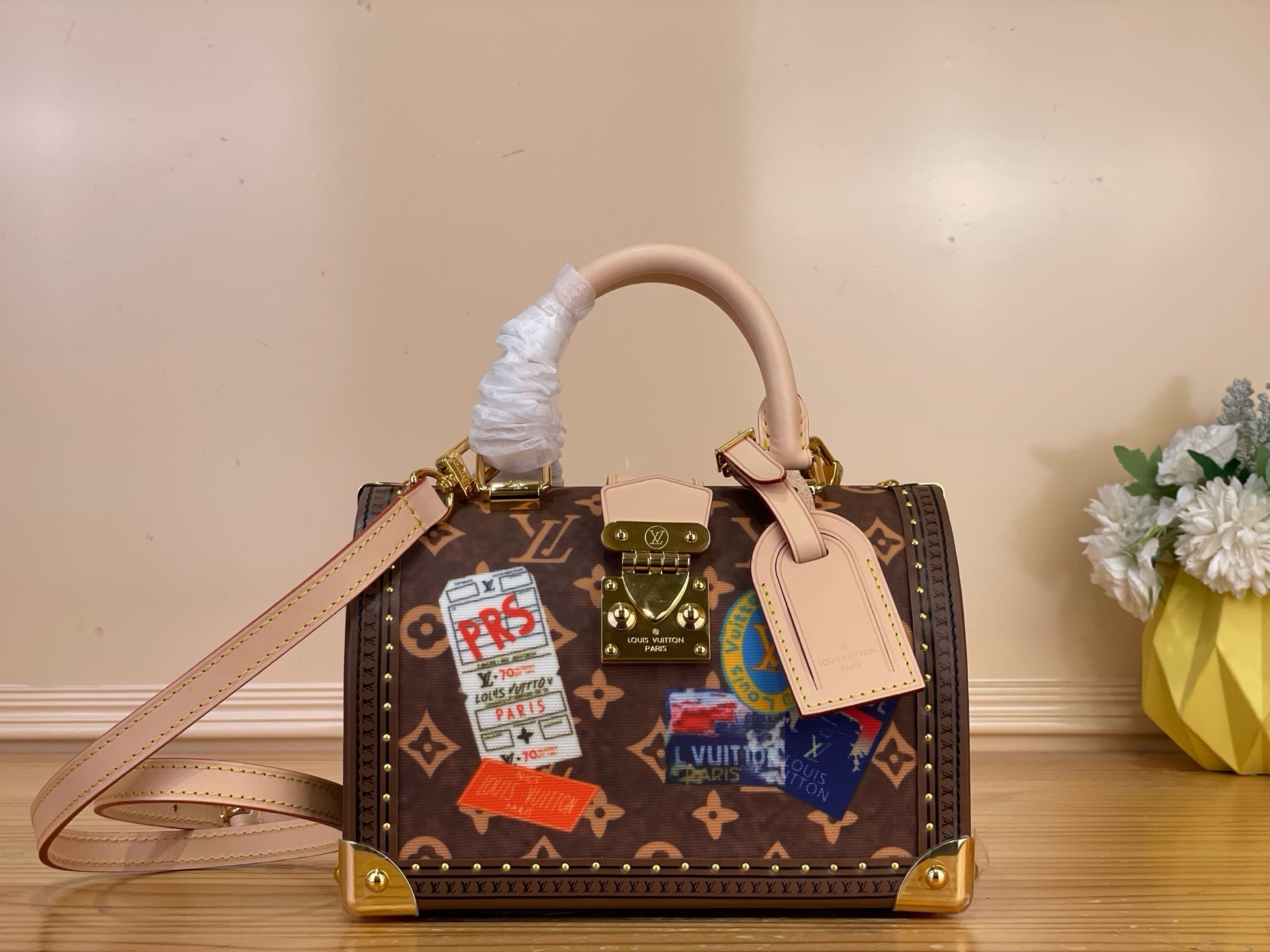 NO:919609,The top original item [Seedy Trunk 20 Hard Case Handbag] M29470 Presbyopia/Emblem is Monogram st coated canvas with retro-style travel stickers, and then is constructed with classic cow leather trim, top handle and detachable and adjustable shoulder strap, subtly paying tribute to the brand's travel heritage. The collage design is reminiscent of the collection of gaston Louis Vuitton, a fashionable traveler. Dimensions 21 x 15 x 13 cm  145121550,,louis vuitton,cowhide19860909顶级原单【Seedy Trunk 20 硬箱手袋】M29470 老花/徽章 为 Monogram st涂层帆布融入复古风格旅行贴纸,再以经典牛皮革构筑饰边、顶部手柄和可拆卸并可调节的肩带,巧妙致意品牌的旅行传承.拼贴设计令人联想到风尚旅人 Gaston Louis Vuitton 的珍藏佳品. 尺寸21 x 15 x 13厘米 145121550,,louis vuitton,cowhide,Bag
