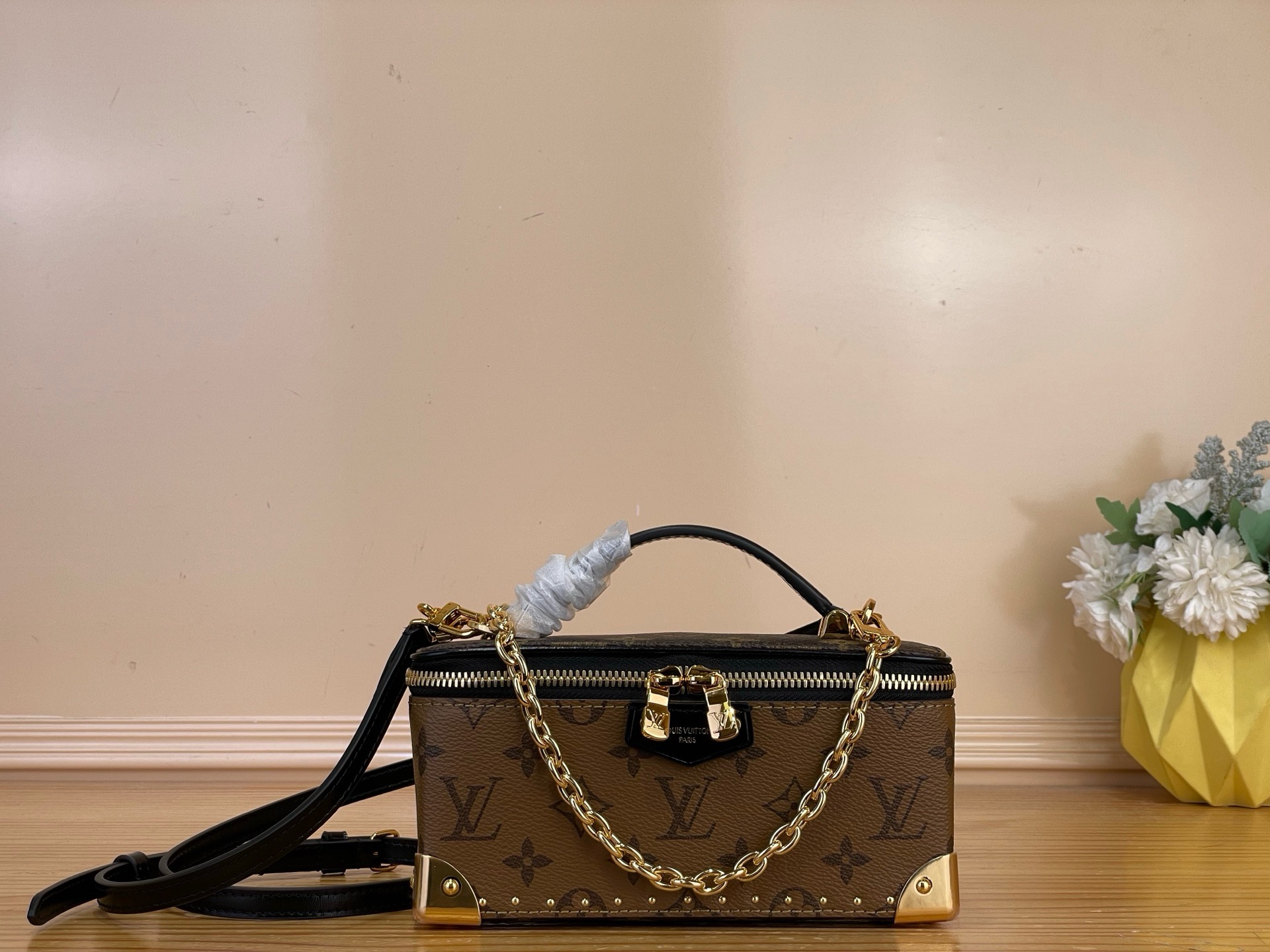NO:919613,Top original order [VANITY OUCH TRUNK handbag] M29548 Yellow Flower Trunk Xl handbag family continues to trace Louis Vuitton's trunk-making heritage, presenting this Vanity ouch handbag in a horizontal configuration. Monogram canvas and Monogram Reverse canvas are mixed and spliced, with metal corners, rivets and detachable chains. Whether carried on the shoulder or cross-body, it can travel elegantly between day and night. Size 20 x 10 x  5.5 cm 5516065 (length x height x width),,louis vuitton,versace19860909顶级原单【VANITY OUCH TRUNK 手袋】M29548 黄花 Trunk Xl手袋家族继续溯源路易威登的制箱传承,以横向构型呈现此款 Vanity ouch 手袋.Monogram 帆布和 Monogram Reverse 帆布混合拼接,搭配金属边角、铆钉和可拆卸链条.无论肩背或斜挎,均可优雅穿梭于昼夜场合. 尺寸20 x 10 x 5.5 厘米 5516065 (长度 x 高 x 宽),,louis vuitton,versace,Bag