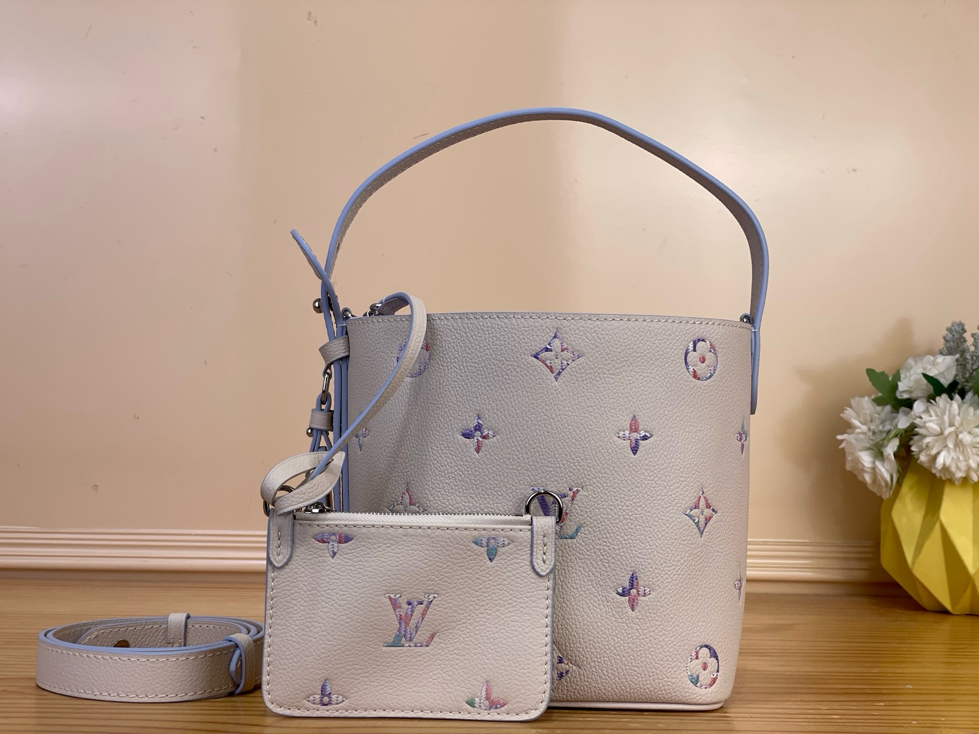 NO:919692,Top original item [ALL IN BB Handbag] M29835 White/Purple (Gradient) This All In BB handbag uses classic Monogram Emreinte leather to reinterpret the Link Quartz Ys logo and lay out a soft gradient pattern. The cowhide leather trim is matched with a decorative name tag and a metal padlock, and the detachable pouch is convenient for storing small items. Dimensions 16 x 18 x 12 cm 7818085 (Length x Height x  wide),,cowhide19860909顶级原单【ALL IN BB 手袋】M29835 白色/紫色（渐变） 本款 All In BB 手袋以经典 Monogram Emreinte 皮革重释 Link Quartz Ys标识,铺陈柔和渐变图案.牛皮革饰边搭配装饰姓名牌和金属挂锁,可拆卸小袋便于收纳小件物品. 尺寸16 x 18 x 12 厘米 7818085 (长度 x 高 x 宽),,cowhide,Bag