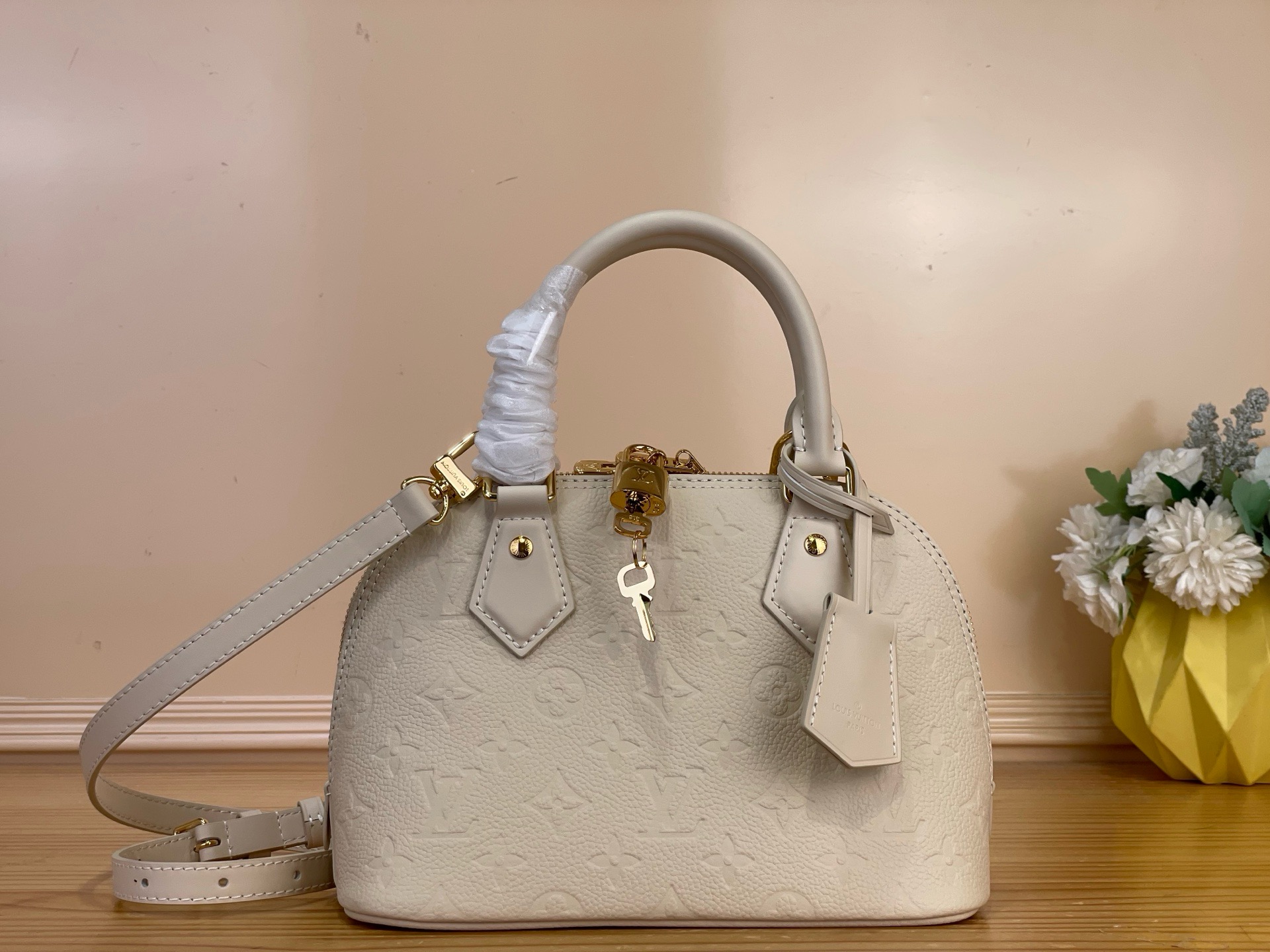 NO:919602,Top original order [Alma BB handbag] m26409 white 28661 dark brown (embossed) Alma BB exudes Parisian elegance. Smooth and very soft House's Monogram An-Flune  Made of ys leather. Inspired by the square handbag launched in 1934, it remains intact with the structural silhouette and sensual design signature of Kiebel and Padlock. A piece that can be styled in many ways. Refined gold-tone hardware. Dimensions 23.5 x 17.5 x 11.5 cm 7819095,19860909顶级原单【Alma BB 手袋】 m26409 白色 28661 深棕色(压花) 散发着巴黎人优雅气息的阿尔玛BB（Alma BB）.光滑且非常柔软的House的Monogram An-Flune ys皮革材质.从1934年推出的方形手提包中获得灵感,原封不动地包含结构性的轮廓和签名基贝尔和帕德洛克的感性设计.可以用多种方式造型的单品.精致的金色硬件. 尺寸23.5 x 17.5 x 11.5厘米 7819095,,Bag