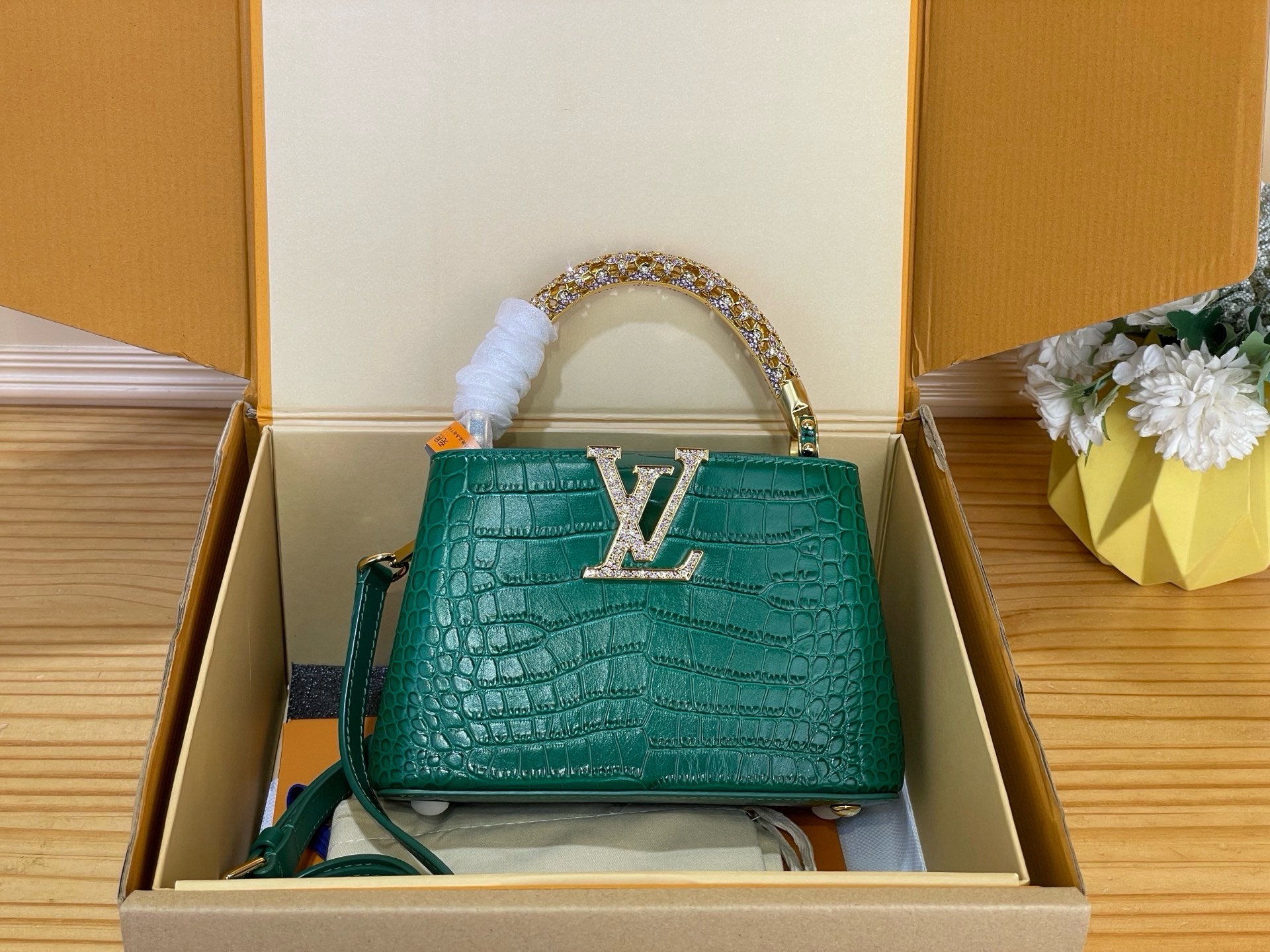 NO:919606,Top original order [CAUCINES mini handbag] m14177 green/diamond handle (cowhide embossed crocodile pattern) This Caucines mini handbag is from the Excetionals series, and is made of Taurillon sj cow leather. It is a good choice for collection. Rhinestones inject jewelry texture into the LV letters, and the dazzling flower-shaped handle refers to the classic Flower Crown necklace design. You can switch to multiple carrying methods at will, and the clamshell can be folded in or out. Size 13.6 x 8  x 21 cm 110121250 (height x width x length),,louis vuitton,necklace,cowhide19860909顶级原单【CAUCINES 迷你手袋】 m14177 绿色/钻手柄（牛皮压鳄鱼纹） 本款 Caucines 迷你手袋出自 Excetionals 系列,以 Taurillon sj牛皮革演绎收藏佳选.莱茵石为 LV 字母注入珠宝质感,耀目花卉形状手柄援引经典 Flower Crown 项链设计.可随心切换多种背携方式,翻盖内收或外置皆宜. 尺寸13.6 x 8 x 21 厘米 110121250 (高 x 宽 x 长度),,louis vuitton,necklace,cowhide,Bag