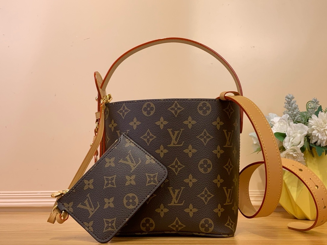 NO:919600,Top original order [ALL IN BB Bucket Bag - Second Hand] M12925 Presbyopia This All InBB handbag is made of Monogram canvas with glossy metal parts, and the iconic padlock and nameplate highlight the classic style. The adjustable shoulder strap continues the brand's trunk-making heritage, and the leather shoulder strap adds cross-body and shoulder carry options. The foldable design allows the silhouette to be freely retracted, and ample space makes it a perfect daily choice. Size 16x18x12 cm  4815055,19860909顶级原单【ALL IN BB 水桶手袋- 中古】M12925 老花 本款 All InBB手袋为Monogram 帆布搭配亮泽金属件,以标志性挂锁和名牌彰显经典格调.可调节肩带延续品牌制箱传承,皮革肩带增添斜挎和肩背选择.可折叠设计实现廓形的自如收放,充裕空间成就日常佳选 尺寸16x18x12厘米 4815055,,Bag