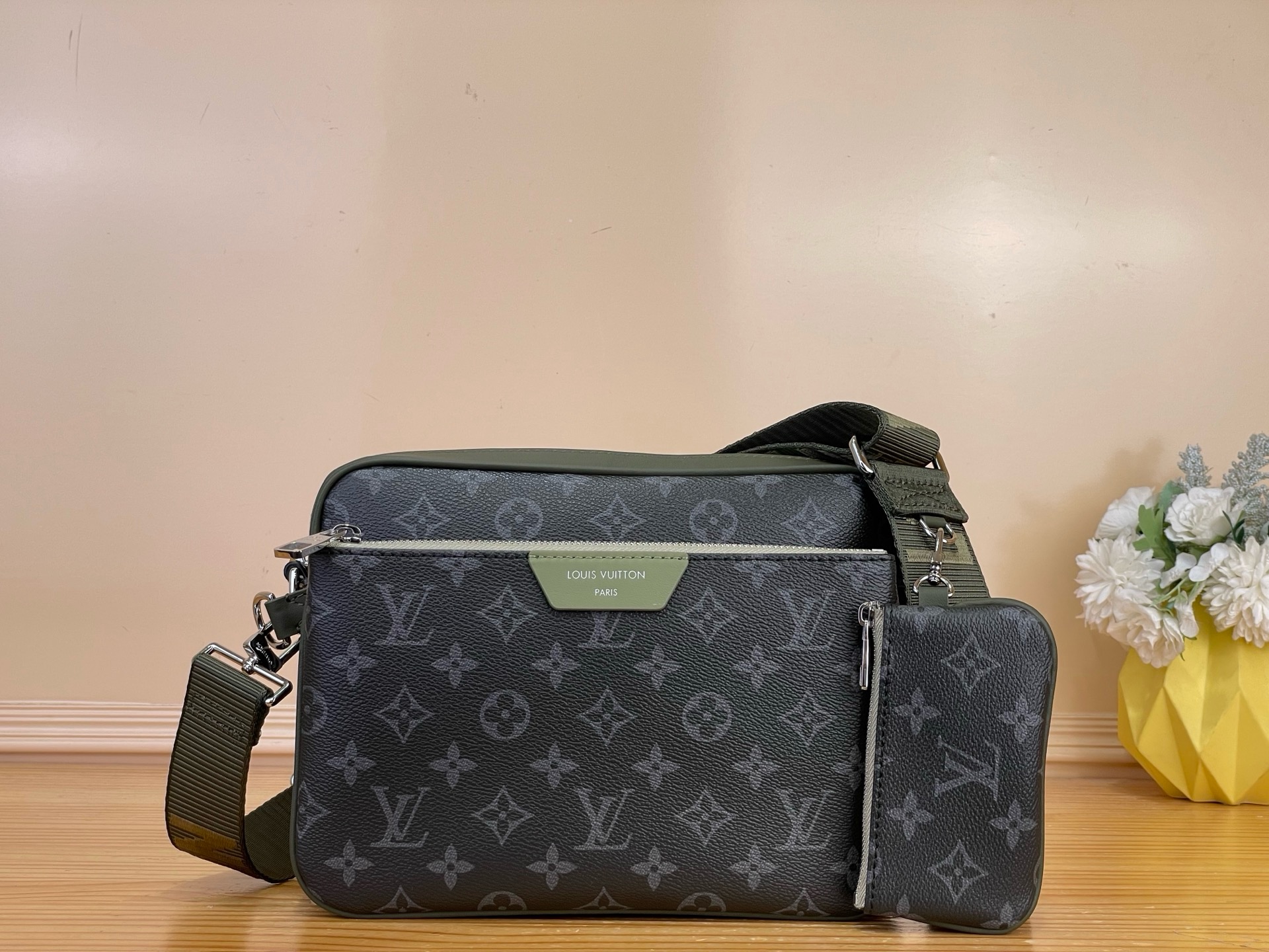 NO:919674,Top original order [TRIO Messenger Bag] M28628 Black Flower/Green This Trio messenger bag combines Monogram Eclise hx canvas and leather trim, inspired by the Japanese street trend of the 1970s. The zipper bag and coin pocket are detachable, with a spacious main bag and Louis Vuitton logo textured shoulder strap, providing a fashionable choice for sports styling. Dimensions 25 x 18.5 x 7 cm. 5016065 (Length x Height x  wide),,louis vuitton19860909顶级原单【TRIO 邮差包】M28628 黑花/绿色 本款 Trio 邮差包结合 Monogram Eclise hx帆布和皮革饰边,灵感源自 年代日本街头潮流.拉链袋和零钱袋均可拆卸,搭配宽敞主袋和路易威登标识织纹肩带,为运动造型提供时尚之选. 尺寸25 x 18.5 x 7 厘米.5016065 (长度 x 高 x 宽),,louis vuitton,Bag