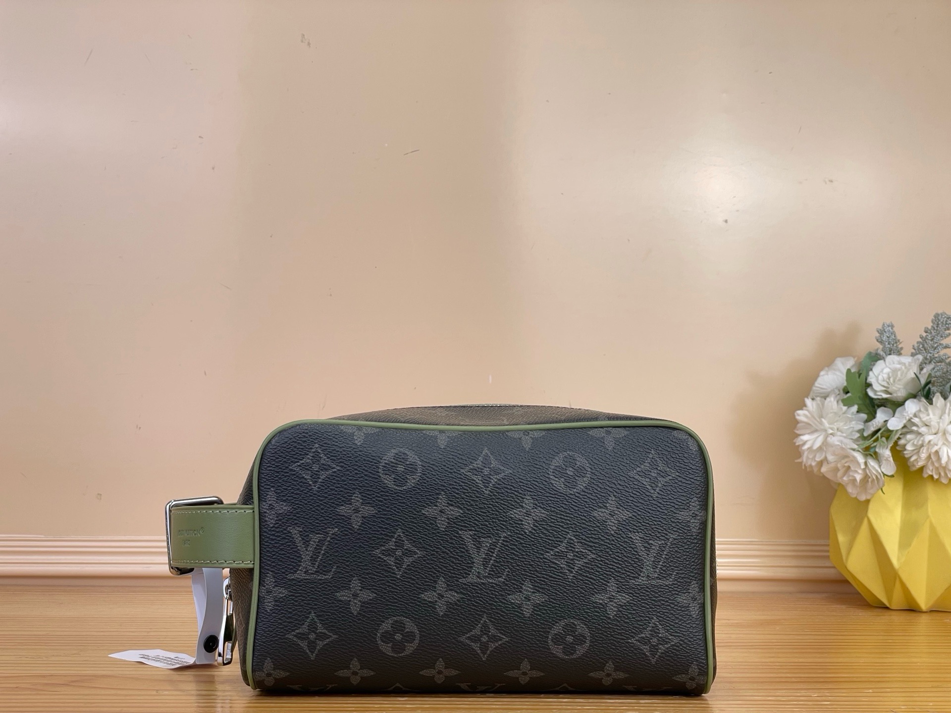 NO:919679,Top original order [LOCKER DO KIT toilet bag] M28840 black flower/green This Locker Do Kit 18 toilet bag is made of Monogram Eclise coated canvas, with contrasting leather handles, washable lining and internal patch pockets. The elegant zipper and adjustable shoulder strap buckle add practical details to facilitate the storage of toiletries. Dimensions 23 x 13 x 12 cm  3614045 (length x height x width),19860909顶级原单【LOCKER DO KIT 盥洗袋】M28840 黑花/绿色 本款 Locker Do Kit 18盥洗袋取材 Monogram Eclise 涂层帆布,搭配撞色皮革手柄、可水洗内衬和内贴袋.考究拉链和可调节肩带搭扣再添实用细节,便于收纳盥洗用品. 尺寸23 x 13 x 12 厘米 3614045 (长度 x 高 x 宽),,Bag