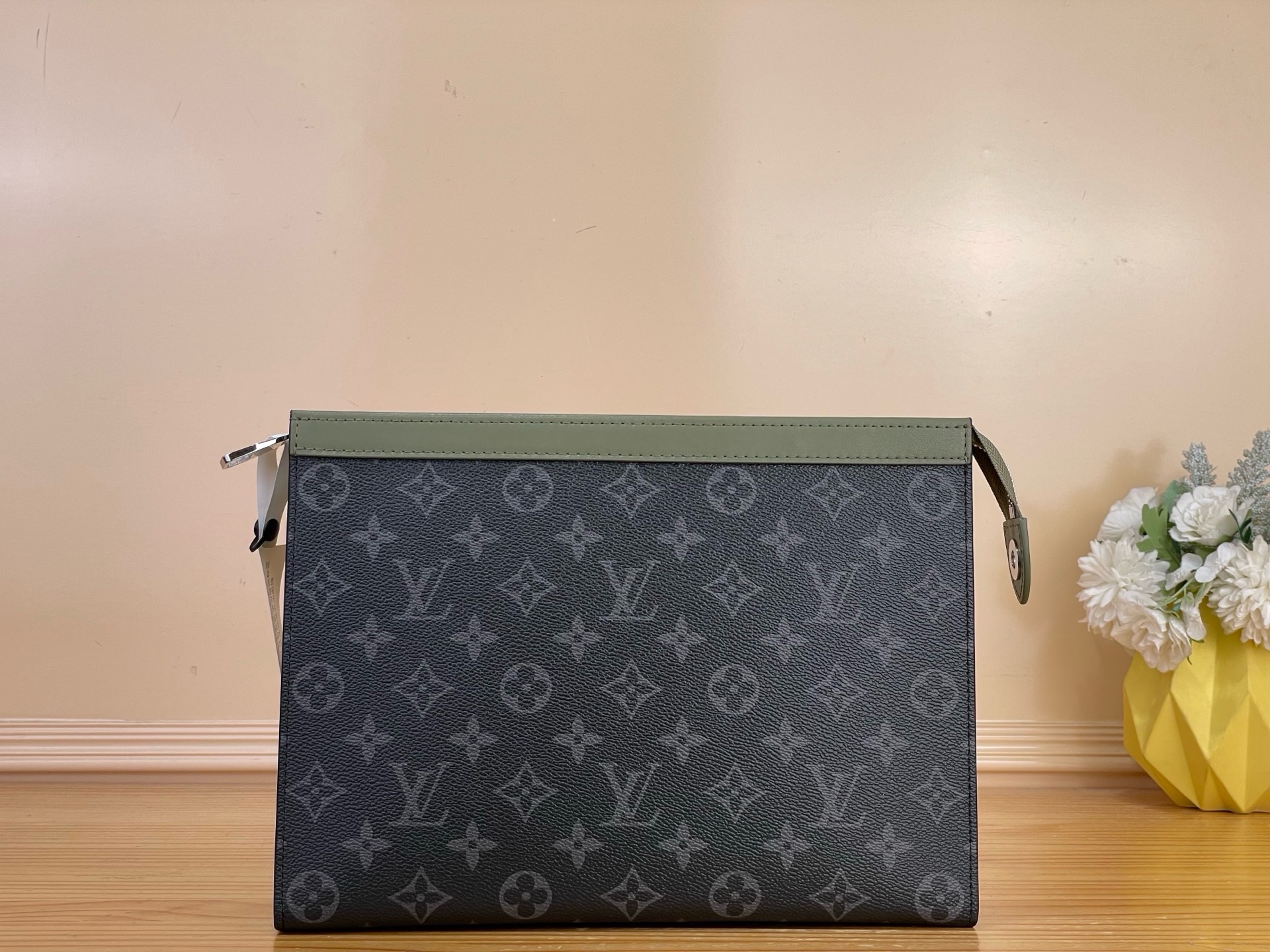 NO:919678,Upgraded version [OCHETTE VOYAGE Clutch] M28841 Black Flower/Green This ochette Voyage 18 clutch draws on the Japanese street style of the 1970s and is made of Monogram Eclise canvas with a leather upper edge and washable lining. Multiple card slots and patch pockets create a neat internal space, which can be easily carried or placed in a travel bag to store items. Dimensions 33.5 x 26 x 5.5 cm. 3314038  (length x height x width),,handbag19860909升级版【OCHETTE VOYAGE 手拿包】M28841 黑花/绿色 本款 ochette Voyage 18手拿包汲取 年代日本街头风格,为 Monogram Eclise 帆布搭配皮革上缘和可水洗内衬.多重卡位和贴袋共筑齐整内部空间,可轻松携带或置入旅行袋存放物品. 尺寸33.5 x 26 x 5.5 厘米.3314038 (长度 x 高 x 宽),,handbag,Bag