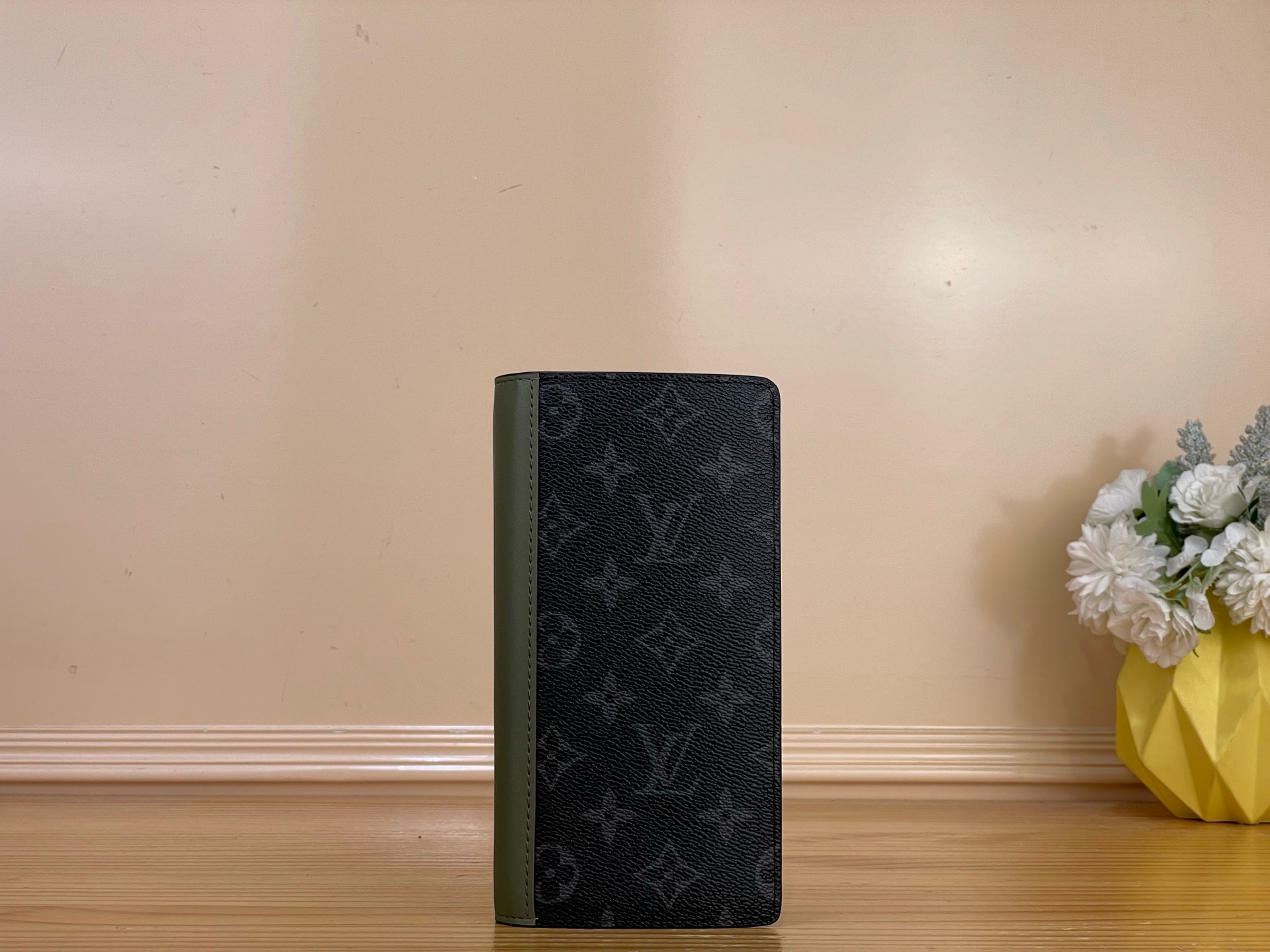 NO:919683,Top original item [BRAZZA Wallet] M28815 Black Flower/Green This Brazza Wallet is made of Monogram Eclise 18 canvas and fine leather, with multiple card slots, bill compartments and zippered coin pockets to accentuate the elongated shape, combining modern style with practical details. Dimensions 10 x 19 x 2 cm. 2313036 (length x height x width),19860909顶级原单【BRAZZA 钱夹】M28815 黑花/绿色 本款 Brazza 钱夹采用 Monogram Eclise 18帆布和考究皮革,以多重卡位、钞票隔层和拉链零钱袋烘托加长构型,兼具摩登格调与实用细节. 尺寸10 x 19 x 2 厘米.2313036 (长度 x 高 x 宽),,Bag