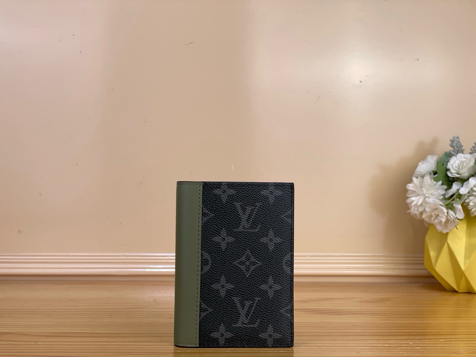 NO:919685,Top Original [Passport Case] ​​M28640 Black Flower/Green This passport case combines Monogram Eclise 18 canvas and elegant leather, with cool colors to create a modern choice. The right size can easily store your passport, and the card compartment and patch pocket provide organized storage space. Dimensions 10 x 14 x 2.5 cm. 1812026 (length x height x width),19860909顶级原单【护照套】M28640 黑花/绿色 本款护照套结合 Monogram Eclise 18帆布和雅致皮革,以炫酷色调成就摩登之选.恰宜尺寸轻松存放护照,卡片夹层和贴袋提供有序收纳空间. 尺寸10 x 14 x 2.5 厘米.1812026 (长度 x 高 x 宽),,Bag