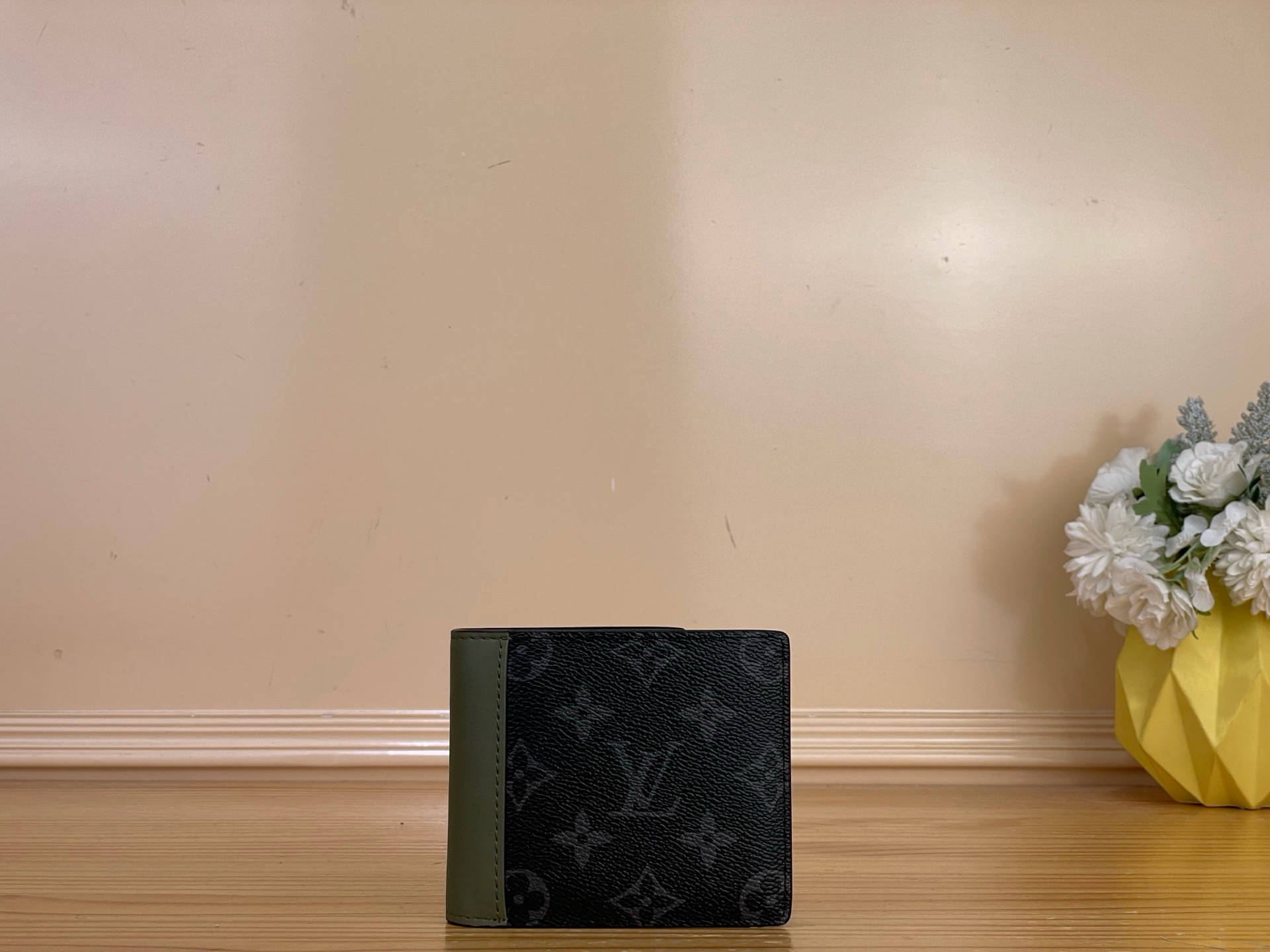 NO:919688,Top original SLENDER wallet】M28644 black flower/green This Slender wallet draws on the Japanese streetwear style of the 18th century, using Monogram Eclise canvas and elegant cow leather to show the inspiration of harrell Williams. Multiple card slots and banknote compartments create a simple and modern choice. Dimensions 11 x 8.5 x 2 cm.1812026 (length x height x width),,cowhide19860909顶级原单SLENDER 钱夹】M28644 黑花/绿色 本款 Slender 钱夹汲取 18年代日本街头服饰风格,以 Monogram Eclise 帆布和考究牛皮革展现 harrell Williams 的灵感笔触.多重卡位和钞票隔层打造简约摩登之选. 尺寸11 x 8.5 x 2 厘米.1812026 (长度 x 高 x 宽),,cowhide,Bag