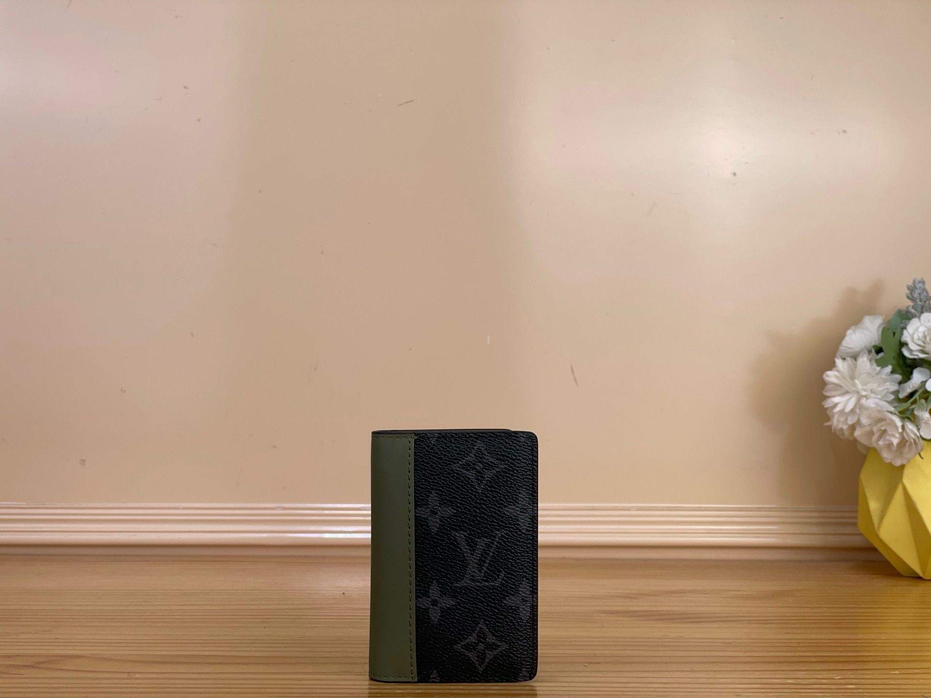 NO:919667,Top original order [Pocket Wallet] M28642 Black Flower/Green This pocket wallet combines Monogram Eclise 18 canvas and fine cow leather, with multiple card slots and pockets to create practical storage space, with a rear outer pocket. The iconic design reinterprets the modern classic style, creating a timeless choice. Dimensions 7.5 x 11.1 x 1 cm.1712026 (length x height x width),,cowhide19860909顶级原单【口袋钱夹】M28642 黑花/绿色 本款口袋钱夹结合 Monogram Eclise 18帆布和考究牛皮革,以多重卡位和口袋打造实用收纳空间,搭配后部外袋.标志性设计新释摩登经典风格,打造历久弥新之选. 尺寸7.5 x 11.1 x 1 厘米.1712026 (长度 x 高 x 宽),,cowhide,Bag