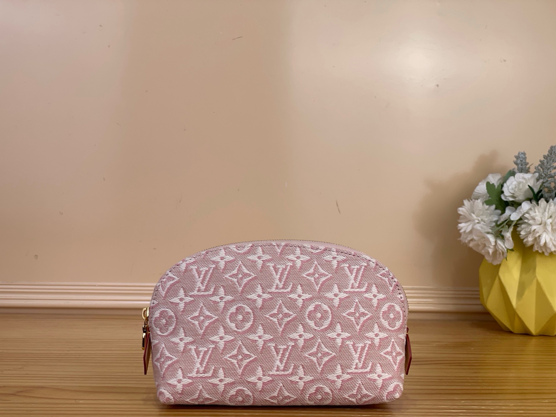 NO:919620,Top original order [POCHETTE COSMTIQUE small cosmetic bag] M2A white/jacquard M2A419 pink/jacquard This Pochette Cosmétique small cosmetic bag is made of Monogram Emblème ms canvas, which renews the brand's classic Monogram canvas with linen cotton, presenting a unique embroidered texture. The washable lining and inner patch pocket add practical details. Size 19 x 12 x 6  cm.2213036 (length x height x width),,cosmetic bags & cases19860909顶级原单【POCHETTE COSMTIQUE 小号化妆包】M2A 白色/提花 M2A419 粉色/提花 本款 Pochette Cosmétique 小号化妆包采用 Monogram Emblème ms帆布,以亚麻棉布焕新品牌经典 Monogram 帆布,呈现别致刺绣质感纹理.可水洗内衬和内贴袋再添实用细节. 尺寸19 x 12 x 6 厘米.2213036 (长度 x 高 x 宽),,cosmetic bags & cases,Bag