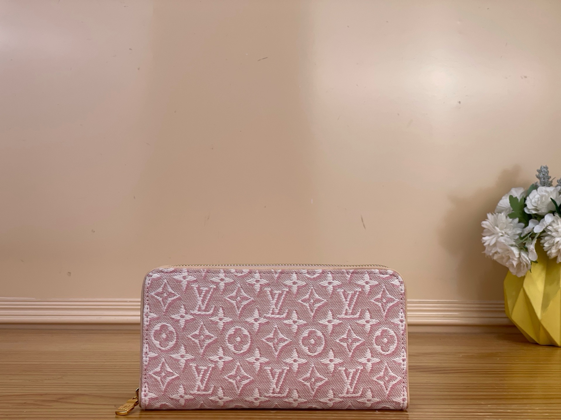 NO:919621,Top Original [Ziy Zipper Wallet] M29575 White/Jacquard This zipper wallet is reimagined on elevated jacquard canvas with Monogram Emblème  The ms signature highlights the house's skill. The signature style is updated in an elegant eulier colorway that pays homage to the wood used in traditional Louis Vuitton luggage and features three large padded compartments to keep banknotes and banknotes secure, plus 12 card slots. It is adorned with a gold zipper pull that adds a sophisticated finishing touch. 2813036, louis vuitton, wallets19860909顶级原单【Ziy 拉链钱夹】M29575 白色/提花 这款拉链钱包在高架提花帆布上重新想象,用Monogram Emblème ms签名突出了房子的技能.标志性风格以优雅的eulier配色进行了更新,向传统路易威登行李箱中使用的木材致敬,并有三个大型衬垫隔间,可存放纸币和钞票的安全,外加12个卡槽.它装饰着金色的拉链拉手,增添了精致的收尾. 2813036,,louis vuitton,wallets,Bag