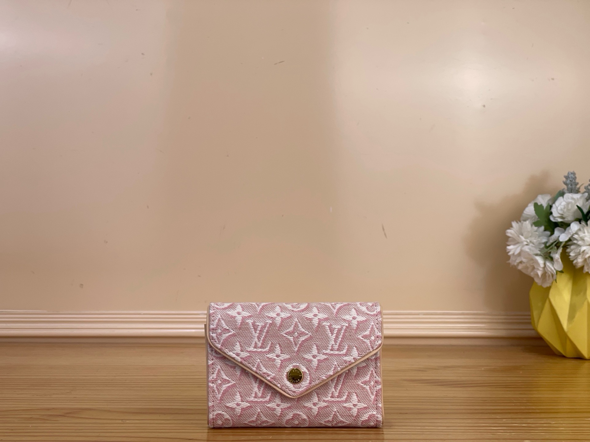 NO:919622,Top original order [Victorine wallet] M2A152 white/jacquard M2A151 pink/jacquard This version of the Victorine wallet pays tribute to the history of Louis Vuitton - Monogram Emblème  ms jacquard is an enhancement of Louis Vuitton's signature canvas. Available in a seasonal color palette, it is decorated with a gold-tone clasp that allows valuables to be stored securely inside. Despite its small size, this functional accessory has a dedicated space for banknotes, plus two flat pockets and six card slots. Dimensions 12 x 9.5 x 2.5 cm 2113026 (Length x Height x Width),, louis vuitton, wallets19860909顶级原单【Victorine 钱夹】M2A152 白色/提花 M2A151 粉色/提花 这一版的Victorine钱包向路易威登的历史致敬——Monogram Emblème ms提花是对路易威登标志性帆布的提升.以季节性调色板提供,它装饰着一个金色的扣扣,可以将贵重物品安全地存放在里面.虽然尺寸小巧,但这款功能性配件有一个专门用于存放钞票的空间,外加两个扁平口袋和六个卡槽. 尺寸12 x 9.5 x 2.5 厘米 2113026 (长度 x 高 x 宽),,louis vuitton,wallets,Bag