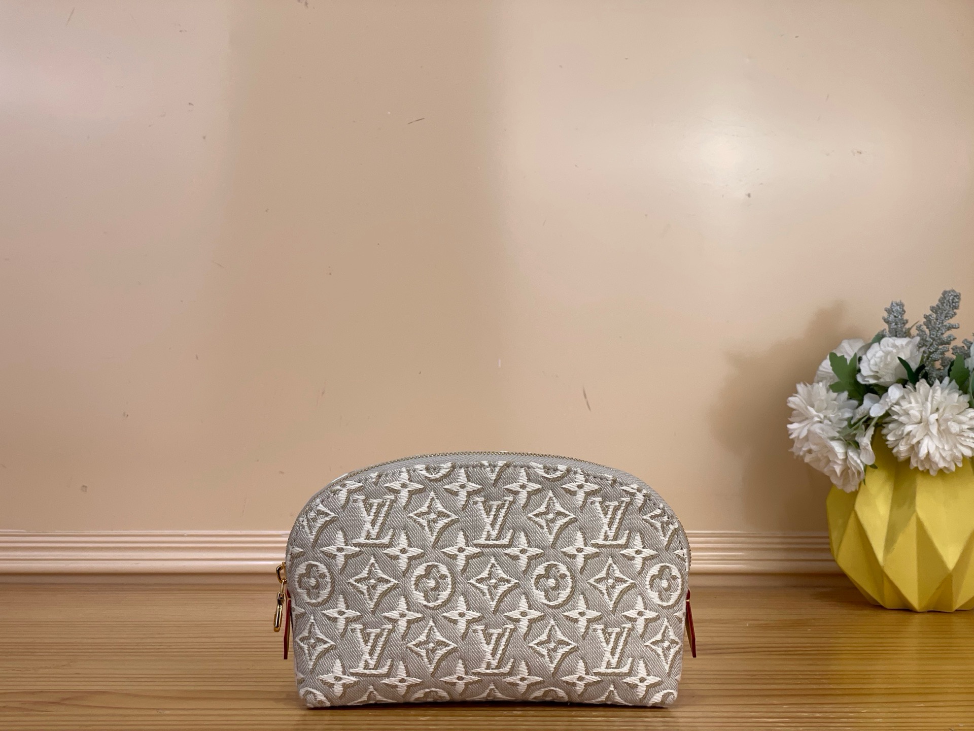 NO:919619,Top original order [POCHETTE COSMTIQUE small cosmetic bag] M2A white/jacquard M2A419 pink/jacquard This Pochette Cosmétique Ms small cosmetic bag is made of Monogram Emblème canvas, which renews the brand's classic Monogram canvas with linen cotton, presenting a unique embroidered texture. The washable lining and inner patch pocket add practical details. Size 19 x 12 x 6  cm.2213036 (length x height x width),,cosmetic bags & cases19860909顶级原单【POCHETTE COSMTIQUE 小号化妆包】M2A 白色/提花 M2A419 粉色/提花 本款 Pochette Cosmétique Ms小号化妆包采用 Monogram Emblème 帆布,以亚麻棉布焕新品牌经典 Monogram 帆布,呈现别致刺绣质感纹理.可水洗内衬和内贴袋再添实用细节. 尺寸19 x 12 x 6 厘米.2213036 (长度 x 高 x 宽),,cosmetic bags & cases,Bag