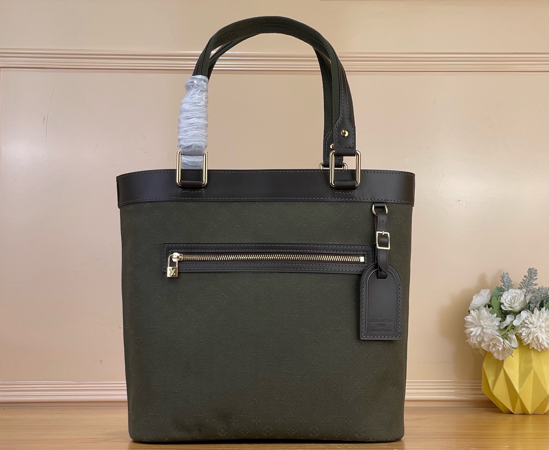NO:919626,Top original order [Lucille large handbag] M92609 M92679 M92681 M92683 M92677 Green/green lining Denim denim open smile tote bag Second-hand bag (collection style) Vintage Lv cc handbag Denim denim with cowhide trim Vivian shopping bagoo[Handshake][Handshake] Simple and stylish vegetable basket bag shape will never go out of style Open large opening and closing design  There are large close-fitting compartments and zippered pouches to store items in categories. Very practical. Size 30 × 29 × 9 cm 5816065,,louis vuitton,totes,cowhide19860909顶级原单【Lucille 大号手提袋】 M92609 M92679 M92681 M92683 M92677 绿色/绿内里 丹宁牛仔开口笑托特包中古包（典藏款）Vintage Lv cc手袋 丹宁牛仔搭配牛皮饰边 薇薇安购物袋oo[握手][握手]简约时尚的菜篮子包形永不过时 敞口大开合设计 内有贴身大隔层和拉链小袋可分类收藏物品 实用性超赞 尺寸30 × 29 × 9 cm 5816065,,louis vuitton,totes,cowhide,Bag