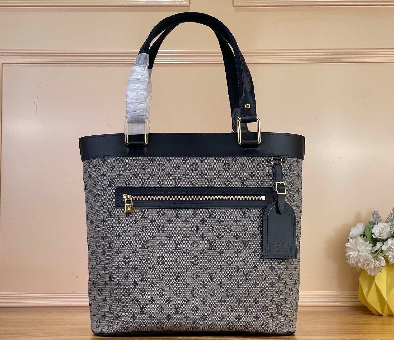 NO:919635,Top original order [Lucille large handbag] M92609 M92679 M92681 M92683 M92677 Green/green lining Denim denim open smile tote bag Second-hand bag (collection style) Vintage Lv cc handbag Denim denim with cowhide trim Vivian shopping bagoo[Handshake][Handshake] Simple and stylish vegetable basket bag shape will never go out of style Open large opening and closing design  There are large close-fitting compartments and zippered pouches to store items in categories. Very practical. Size 30 × 29 × 9 cm 5816065,,louis vuitton,totes,cowhide19860909顶级原单【Lucille 大号手提袋】 M92609 M92679 M92681 M92683 M92677 绿色/绿内里 丹宁牛仔开口笑托特包中古包（典藏款）Vintage Lv cc手袋 丹宁牛仔搭配牛皮饰边 薇薇安购物袋oo[握手][握手]简约时尚的菜篮子包形永不过时 敞口大开合设计 内有贴身大隔层和拉链小袋可分类收藏物品 实用性超赞 尺寸30 × 29 × 9 cm 5816065,,louis vuitton,totes,cowhide,Bag