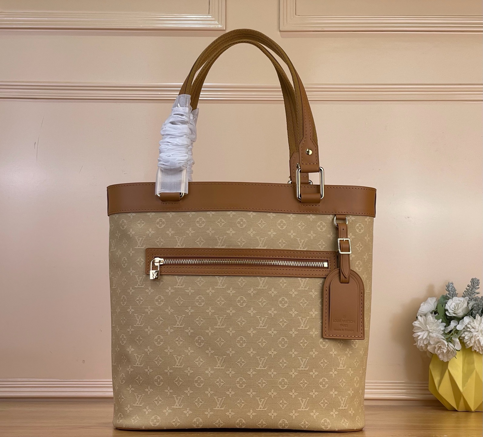 NO:919641,Top original order [Lucille large handbag] M92609 M92679 M92681 M92683 M92677 Green/green lining Denim denim open smile tote bag Second-hand bag (collection style) Vintage Lv cc handbag Denim denim with cowhide trim Vivian shopping bagoo[Handshake][Handshake] Simple and stylish vegetable basket bag shape will never go out of style Open large opening and closing design  There are large close-fitting compartments and zippered pouches to store items in categories. Very practical. Size 30 × 29 × 9 cm 5816065,,louis vuitton,totes,cowhide19860909顶级原单【Lucille 大号手提袋】 M92609 M92679 M92681 M92683 M92677 绿色/绿内里 丹宁牛仔开口笑托特包中古包（典藏款）Vintage Lv cc手袋 丹宁牛仔搭配牛皮饰边 薇薇安购物袋oo[握手][握手]简约时尚的菜篮子包形永不过时 敞口大开合设计 内有贴身大隔层和拉链小袋可分类收藏物品 实用性超赞 尺寸30 × 29 × 9 cm 5816065,,louis vuitton,totes,cowhide,Bag