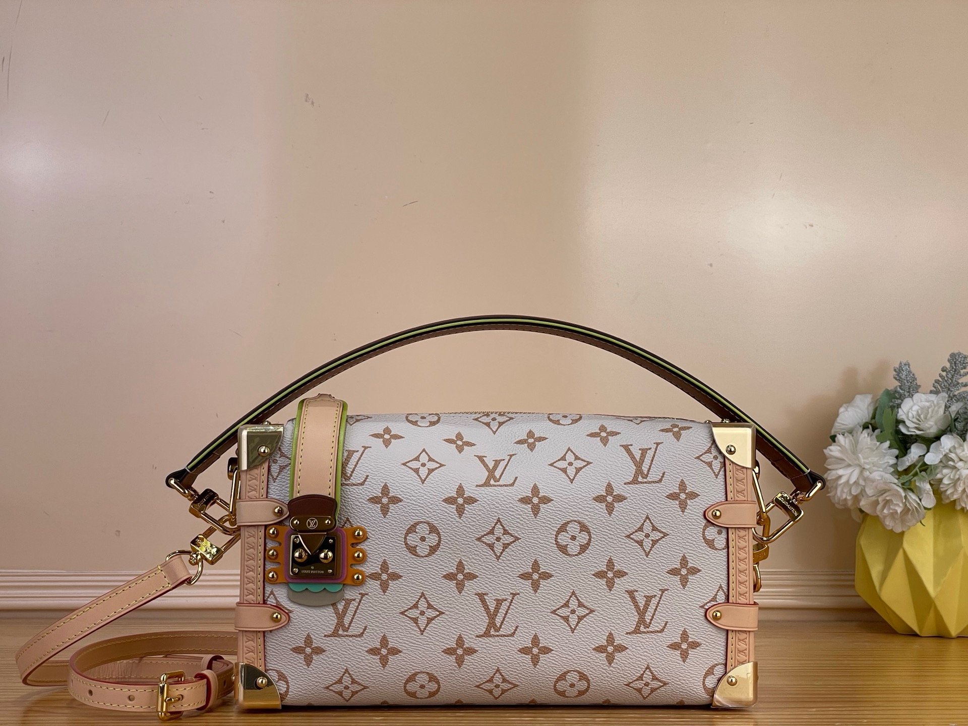 NO:919704,Top original order [SIDE TRUNK EAST-WEST Medium Handbag] M29913 Dune Color/Color Blocking This Side Trunk medium handbag is from the LV Crafty series, reinterpreting the elegant Monogram Dune hr logo with meticulous brushwork. The canvas is cut in a horizontal configuration, and the contrasting cow leather trim outlines a distinct layer. The classic S-lock lock and the hard-case style corners are highlighted, paying tribute to Louis Vuitton's long history.  Dimensions 28 x 15 x 7 cm.6517075 (length x height x width),,louis vuitton,louis vuitton,cowhide19860909顶级原单【SIDE TRUNK EAST-WEST 中号手袋】M29913 沙丘色/拼色 本款 Side Trunk 中号手袋出自 LV Crafty 系列,以工致笔触焕新演绎典雅 Monogram Dune hr标识.帆布裁出横向构型,撞色牛皮革饰边勾勒鲜明层次.经典 S-lock 锁扣与硬箱风格边角点睛收束,致意路易威登悠远历史. 尺寸28 x 15 x 7 厘米.6517075 (长度 x 高 x 宽),,louis vuitton,louis vuitton,cowhide,Bag
