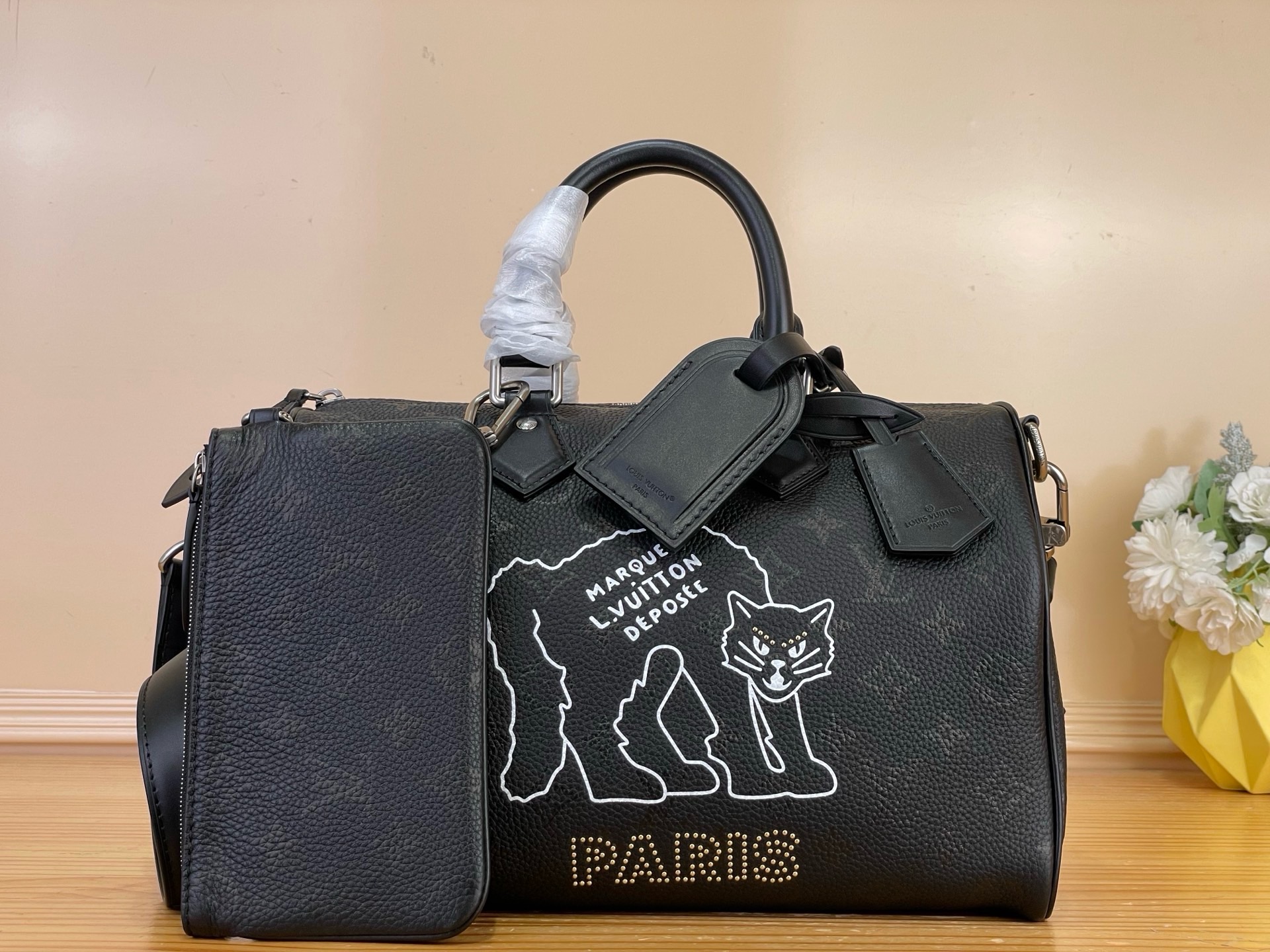 NO:919623,Top original item [Seedy 9 Bandoulière 30 Handbag] 9-30 M26177 Black/Red Made of ultra-soft calfskin with Monogram print, the Seedy 9 Bandoulière 30 bag is perfectly compact yet roomy enough to hold daily essentials. Meticulous details, such as the traditional side locks or the premium lambskin lining, are a testament to the craftsmanship of this bag. In addition to the top handle, there is also a removable strap.  Dimensions 32 x 22.5 x 18 cm.,,cowhide,sheepskin19860909顶级原单【Seedy 9 Bandoulière 30 手袋】9-30 M26177 黑色/红色 Seedy 9 Bandoulière 30包由超柔软的小牛皮制成,带有Monogram 印花,尺寸完美紧凑但足够宽敞,可以装下日常必需品.细致的细节,如传统侧锁或优质小羊皮衬里,证明了这款包的精湛工艺.除了顶部手柄外,还有一条可拆卸的带子. 尺寸32 x 22.5 x 18厘米.,,cowhide,sheepskin,Bag